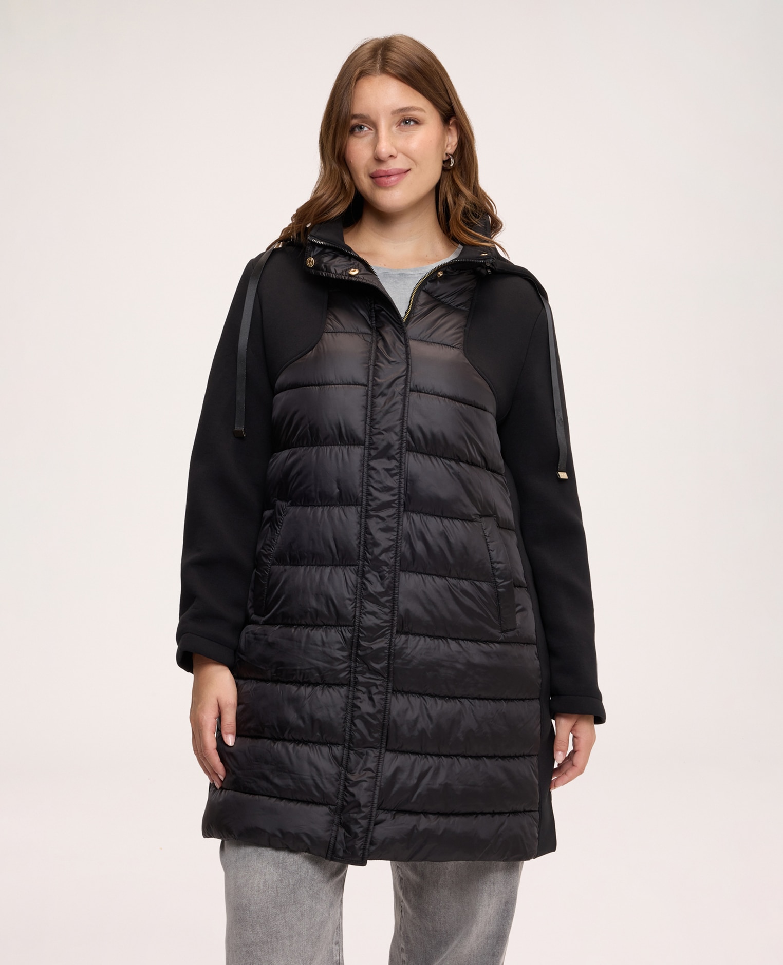 Imagen 1 de Plumífero de mujer bimaterial con capucha mangas largas raglán cuerpo central acolchado Negro