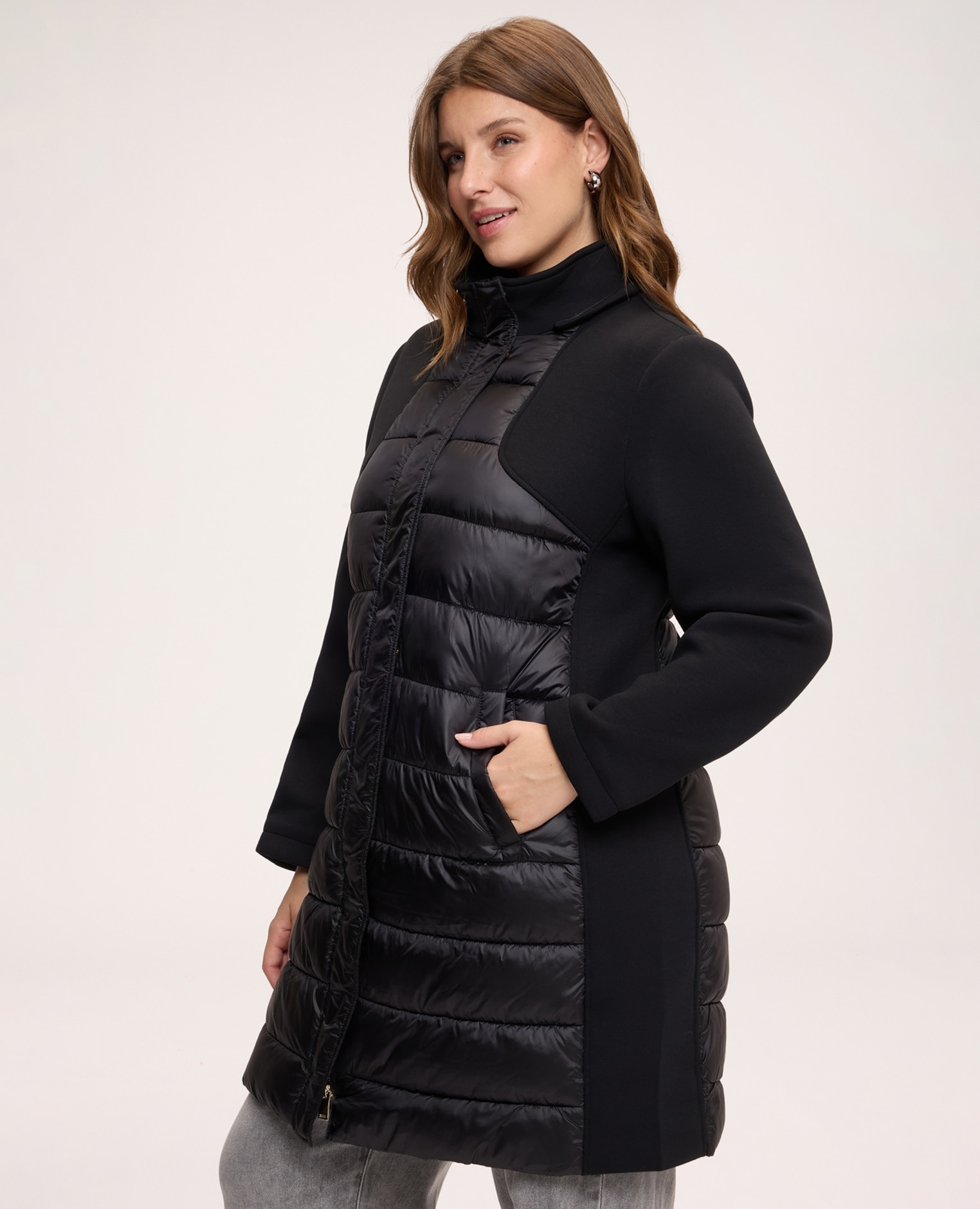 Imagen 4 de Plumífero de mujer bimaterial con capucha mangas largas raglán cuerpo central acolchado - Fiorella Rubino - Negro Negro