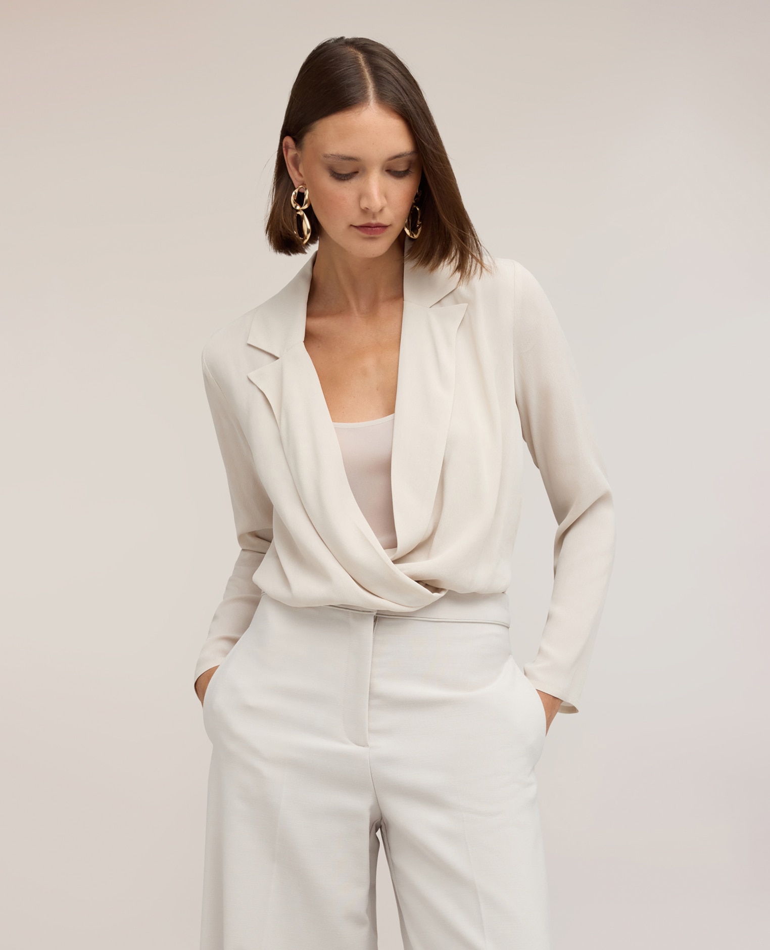 Camisa de mujer body en crêpe de chine con escote cruzado ajuste regular con cierre de broches automáticos en el slip - Motivi - Beige Beige-1