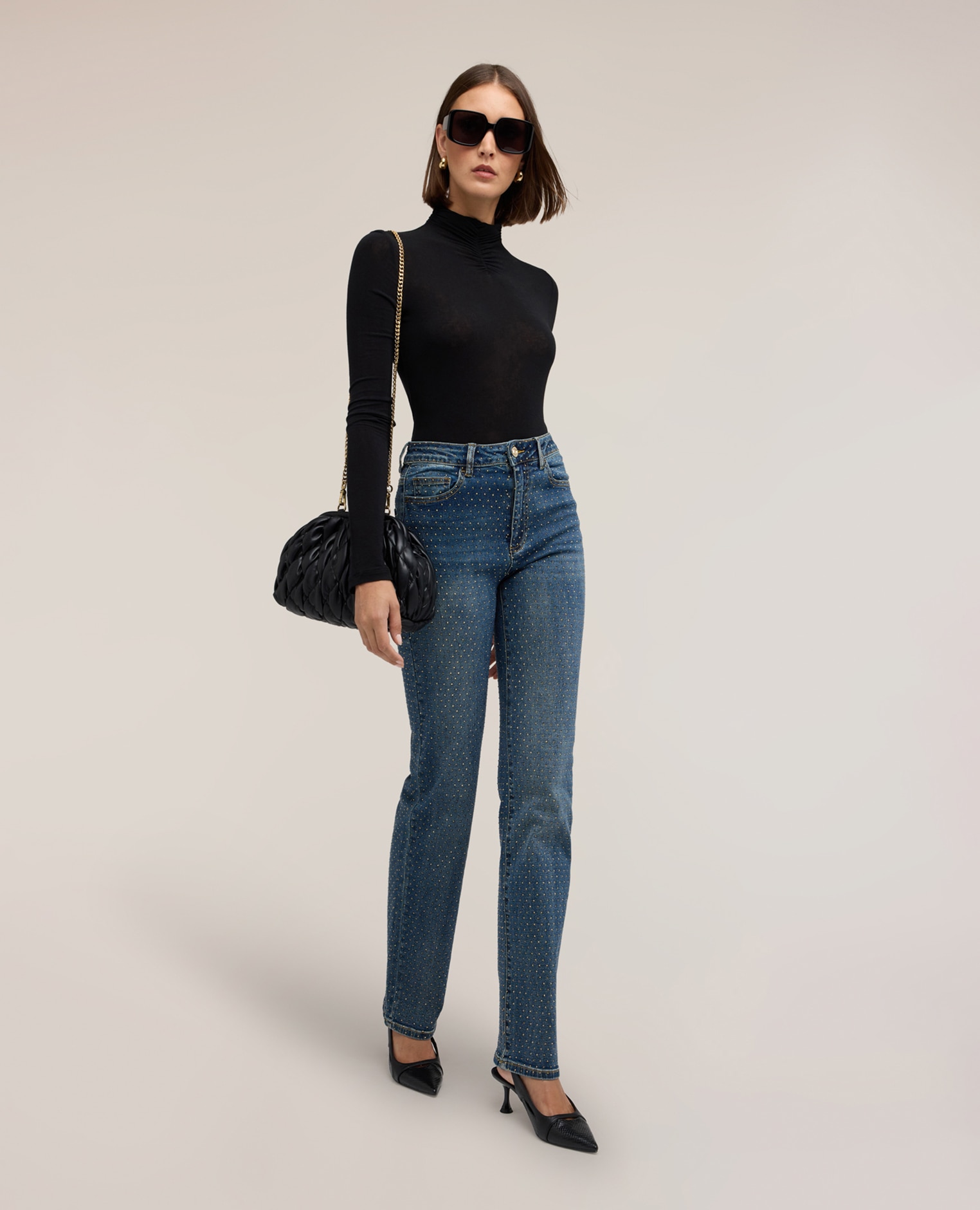 Imagen 0 de Jeans de mujer wide fit con microstrass por todo el diseño modelo de cinco bolsillos con cierre de botón y cremallera Azul