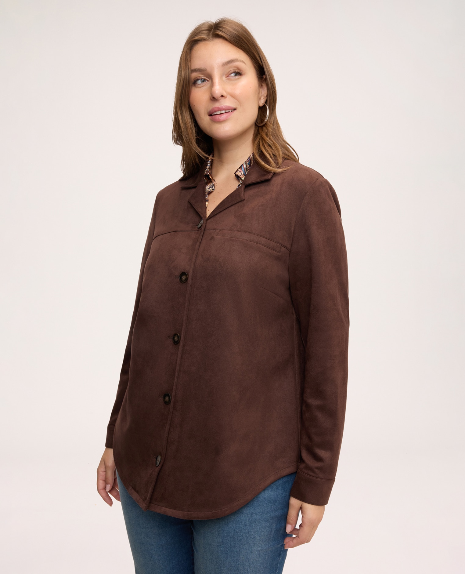 Imagen 1 de Chaqueta camisa de mujer oversize soft touch bolsillo con solapa en el pecho y bolsillos de vivo en los laterales bajo redondeado - Fiorella Rubino - Marrón Marrón