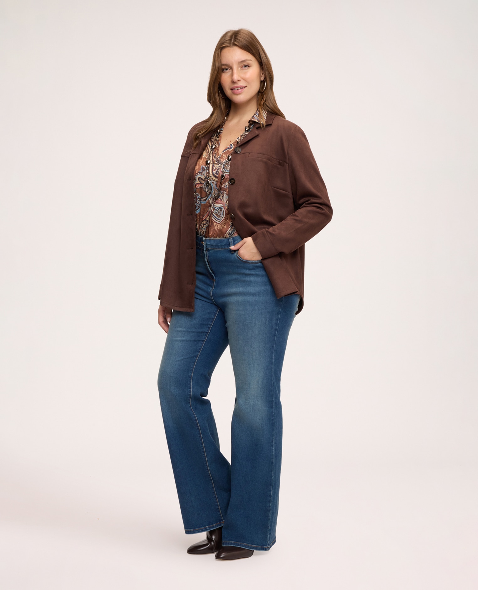 Imagen 3 de Chaqueta camisa de mujer oversize soft touch bolsillo con solapa en el pecho y bolsillos de vivo en los laterales bajo redondeado - Fiorella Rubino - Marrón Marrón