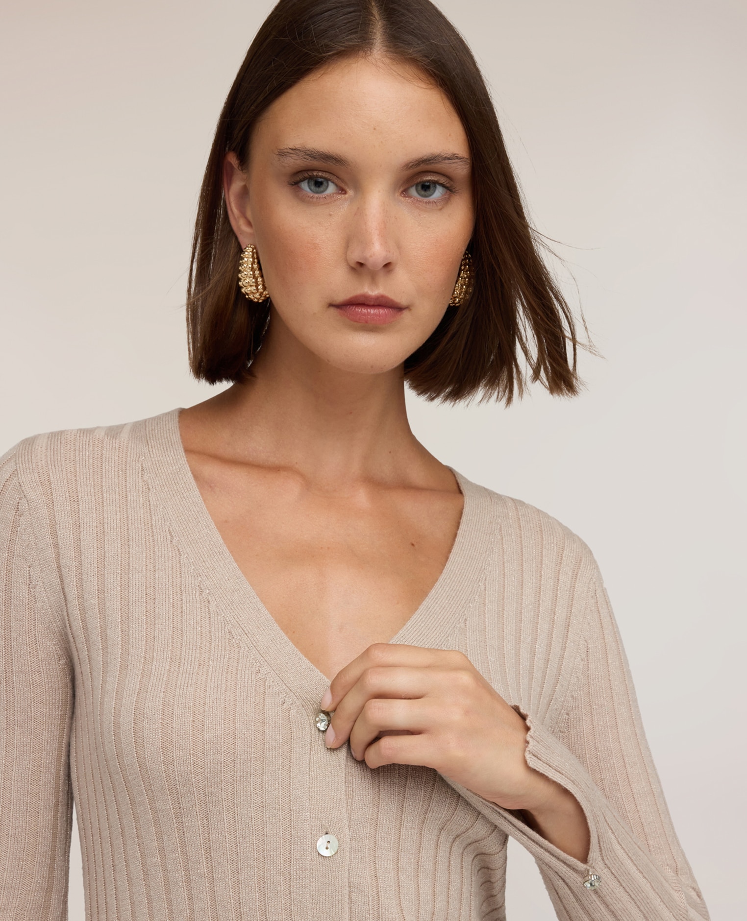Imagen 4 de Chaqueta de mujer de punto corta en mezcla de lana acanalada modelo corto con abertura frontal y botones a la vista - Motivi - Beige Beige