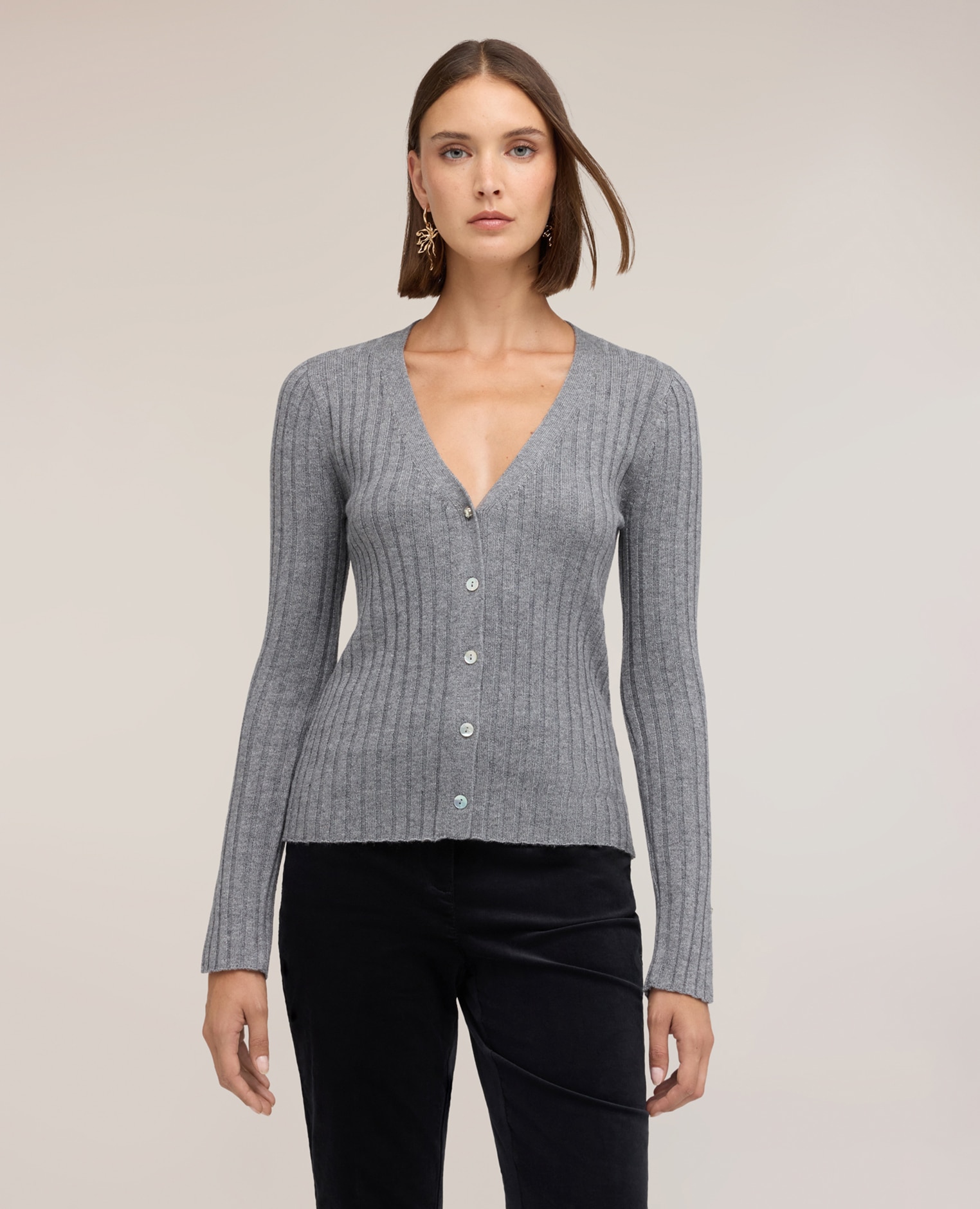 Imagen 1 de Chaqueta de mujer de punto corta en mezcla de lana acanalada modelo corto con abertura frontal y botones a la vista - Motivi - Gris Gris