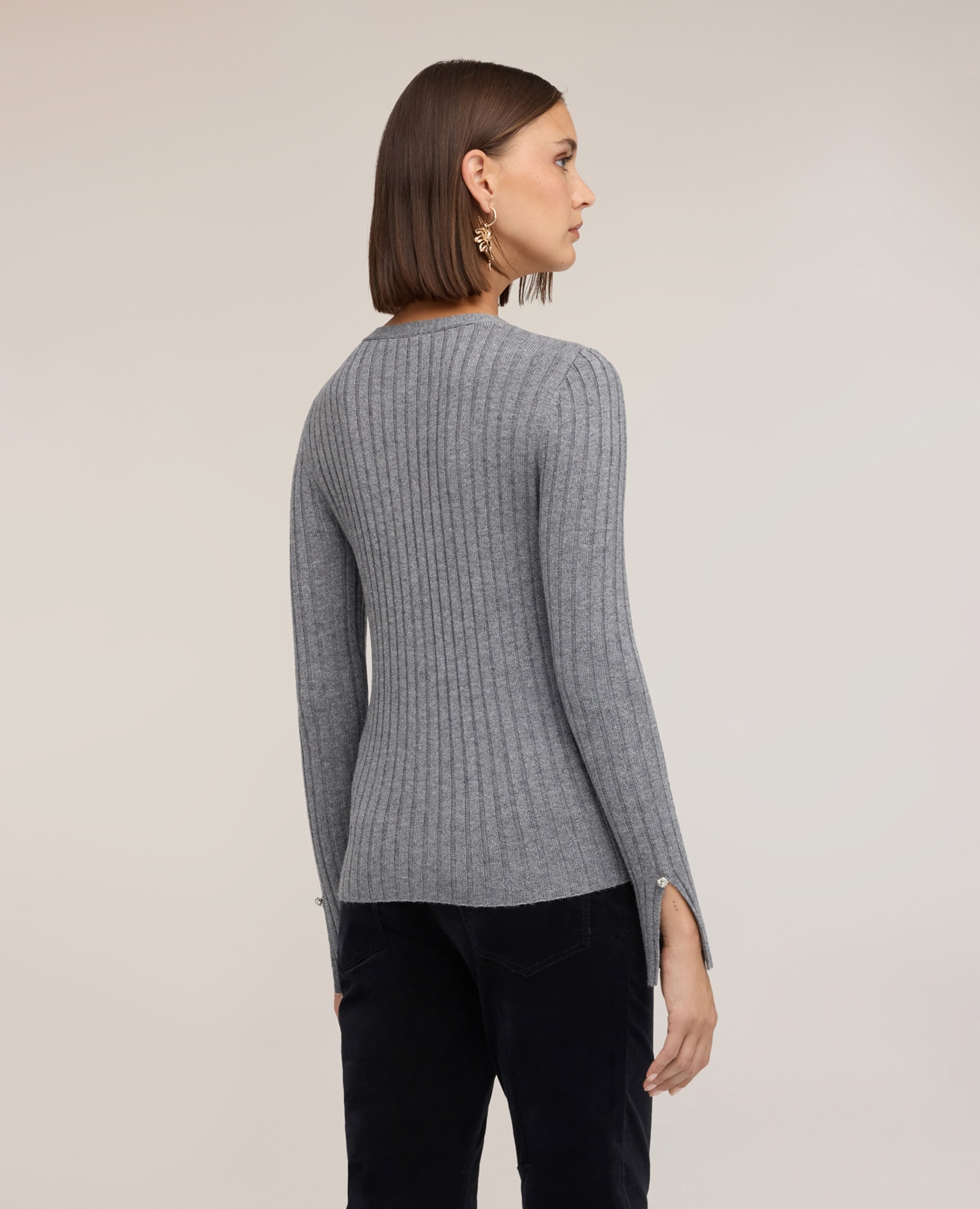 Imagen 2 de Chaqueta de mujer de punto corta en mezcla de lana acanalada modelo corto con abertura frontal y botones a la vista - Motivi - Gris Gris