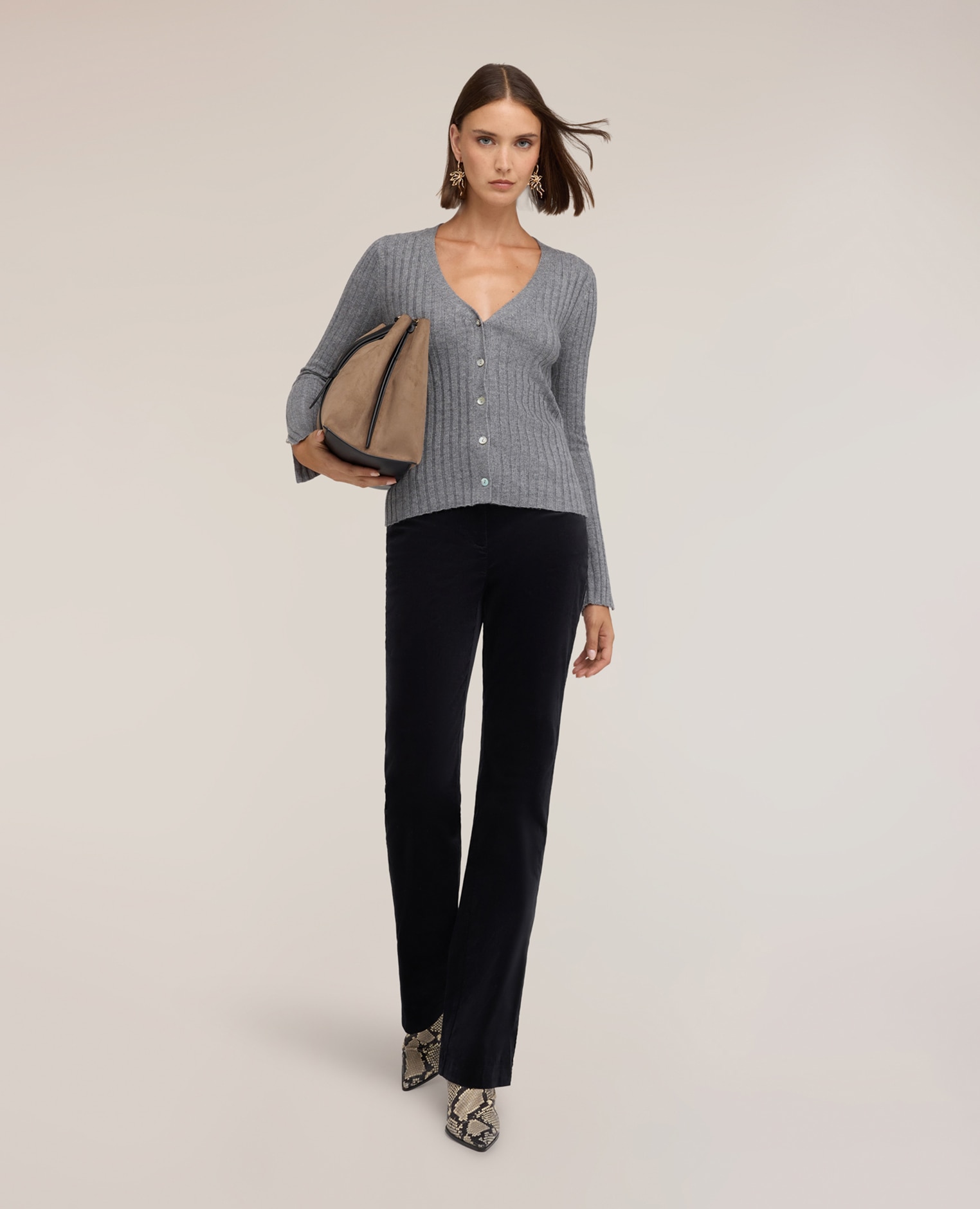 Imagen 3 de Chaqueta de mujer de punto corta en mezcla de lana acanalada modelo corto con abertura frontal y botones a la vista - Motivi - Gris Gris