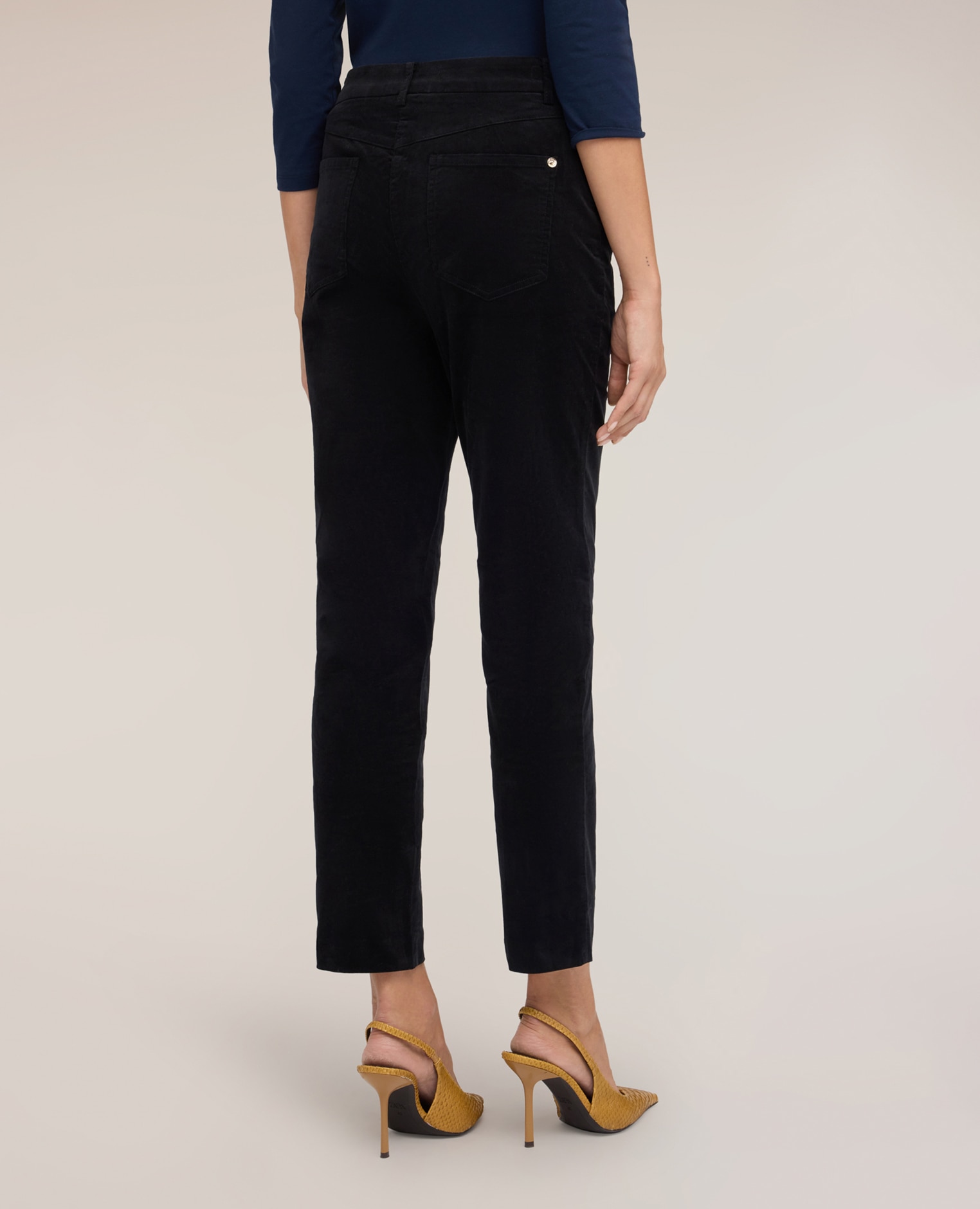 Pantalones de mujer slim fit de pana ajuste regular cierre frontal con botón y cremallera - Motivi - Negro Negro-2