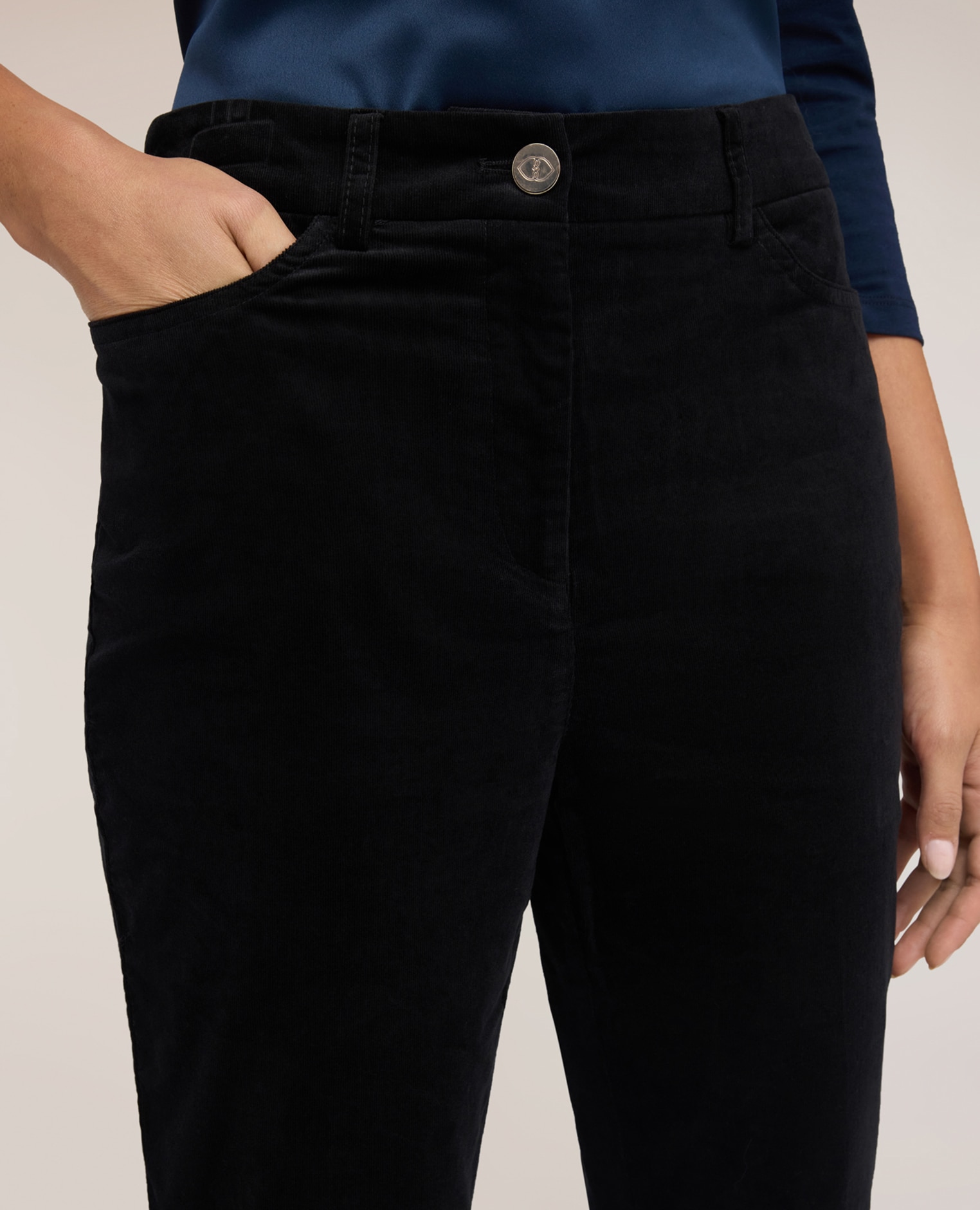 Pantalones de mujer slim fit de pana ajuste regular cierre frontal con botón y cremallera - Motivi - Negro Negro-4