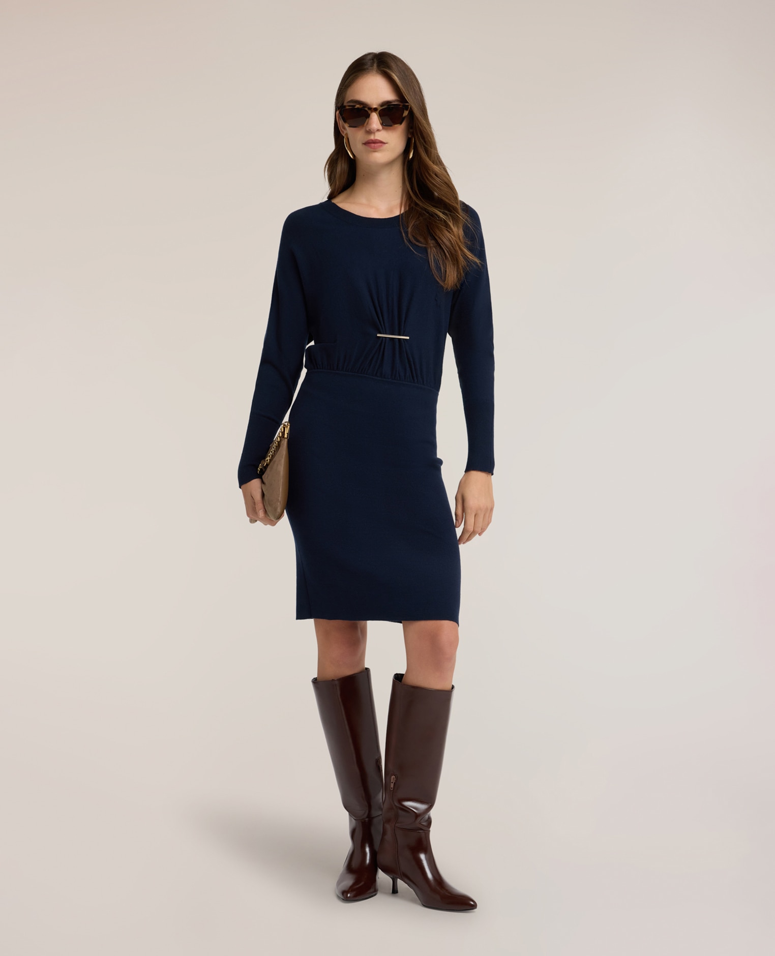 Imagen 3 de Vestido tubo de punto con drapeado largo midi drapeado frontal recogido por un detalle metálico de barra en la cintura - Motivi - Azul Azul