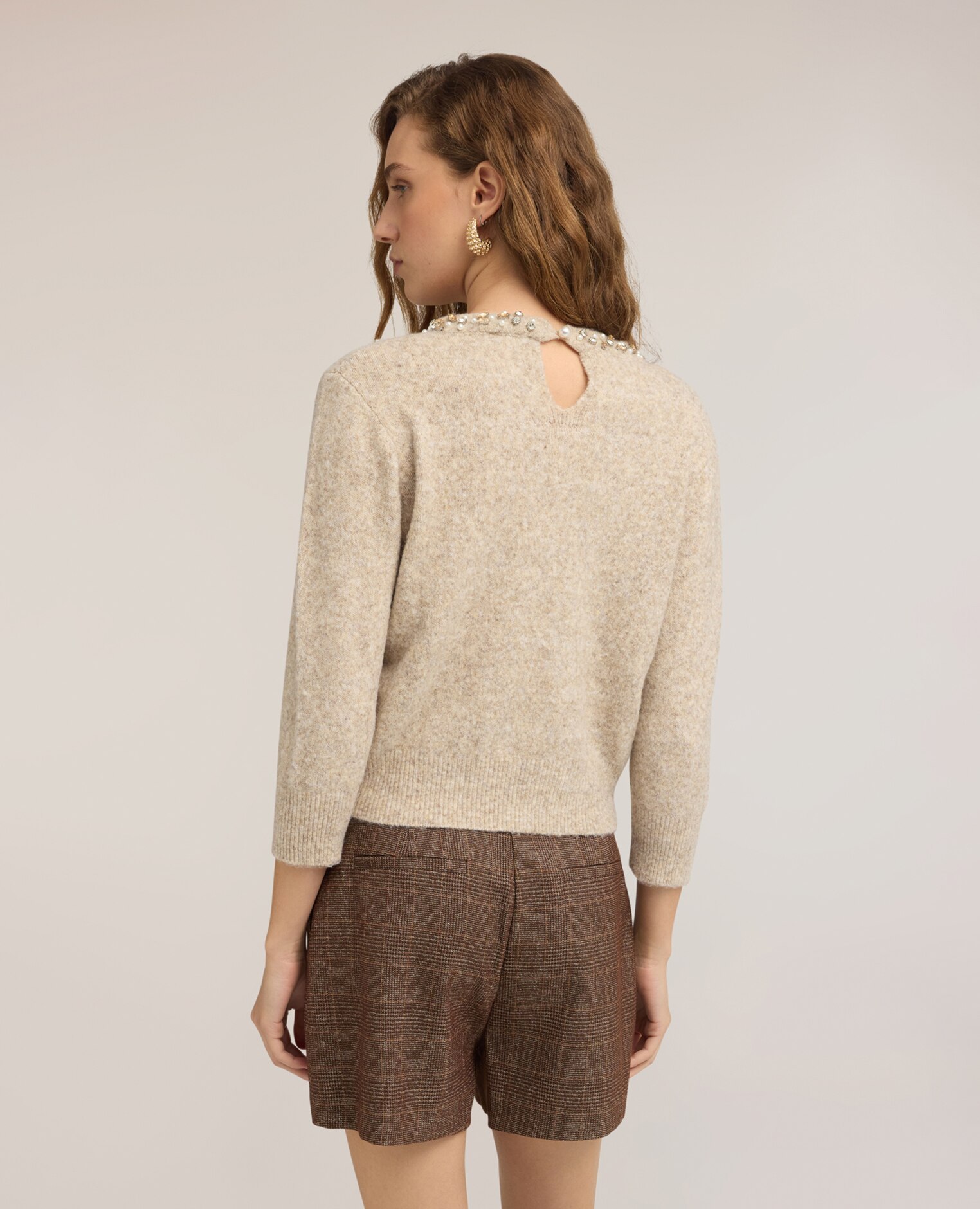 Imagen 2 de Jersey de mujer de cuello redondo con aplicaciones de joyería corte regular cuello redondo con aplicaciones de joyería - Motivi - Beige Beige
