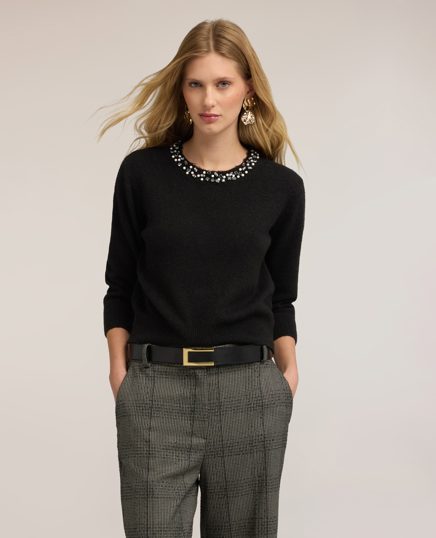 Imagen 1 de Jersey de mujer de cuello redondo con aplicaciones de joyería corte regular cuello redondo con aplicaciones de joyería - Motivi - Negro Negro