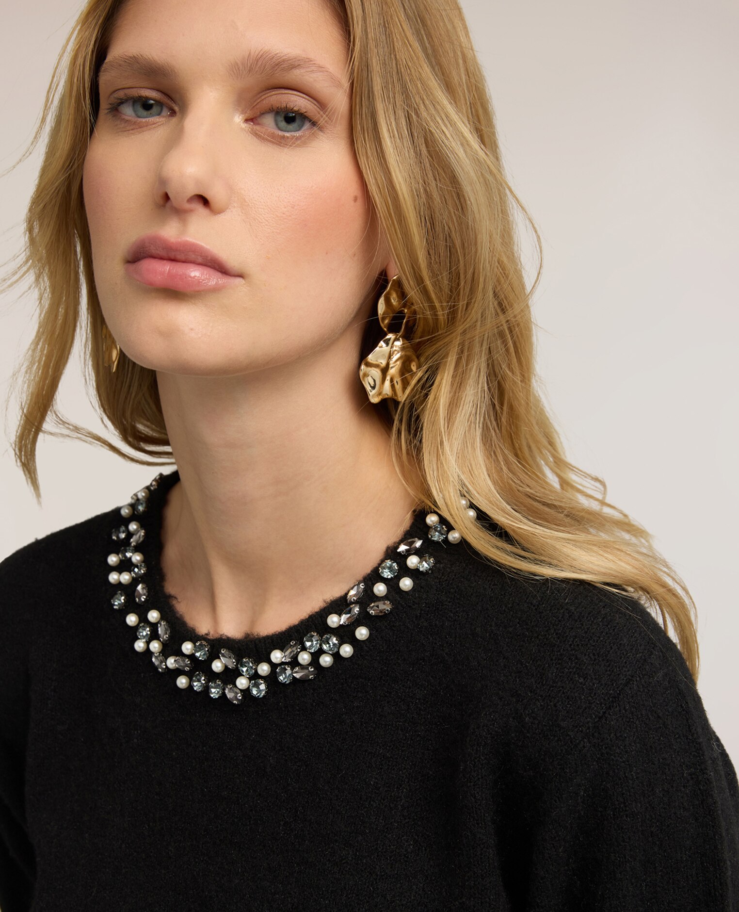Imagen 4 de Jersey de mujer de cuello redondo con aplicaciones de joyería corte regular cuello redondo con aplicaciones de joyería - Motivi - Negro Negro