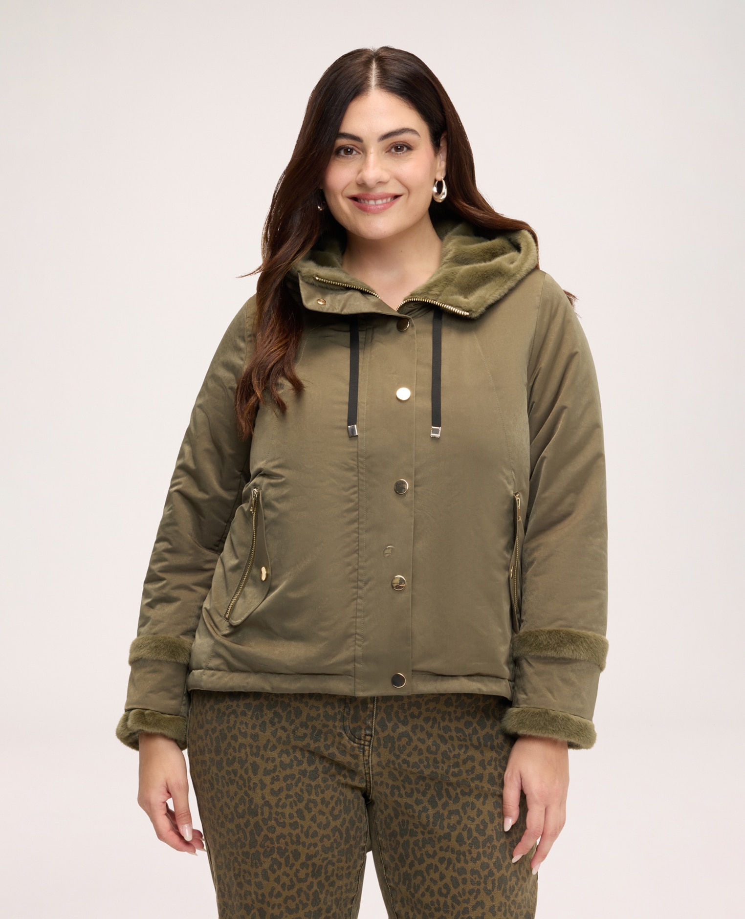 Imagen 1 de Chaqueta de mujer de plumas con detalles de peluche detalles en capucha y puños - Fiorella Rubino - Verde militar Verde militar