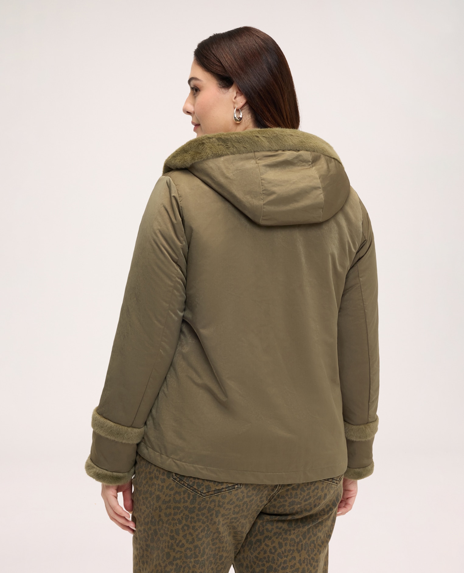 Imagen 2 de Chaqueta de mujer de plumas con detalles de peluche detalles en capucha y puños - Fiorella Rubino - Verde militar Verde militar