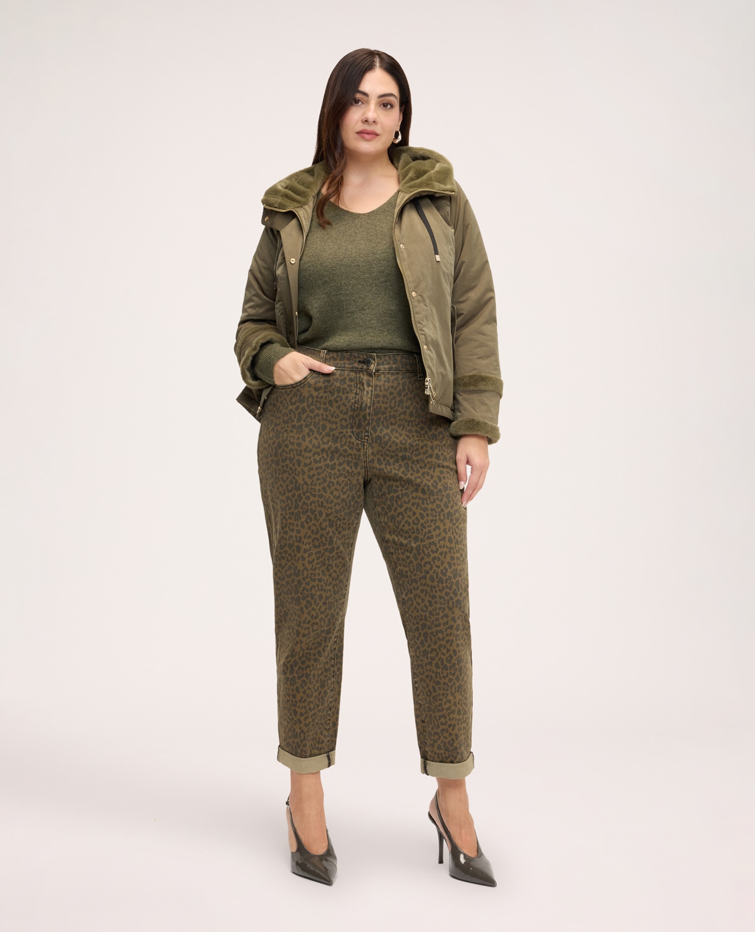 Imagen 3 de Chaqueta de mujer de plumas con detalles de peluche detalles en capucha y puños - Fiorella Rubino - Verde militar Verde militar