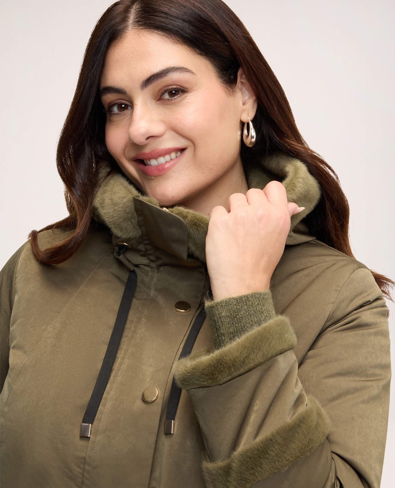 Imagen 4 de Chaqueta de mujer de plumas con detalles de peluche detalles en capucha y puños - Fiorella Rubino - Verde militar Verde militar