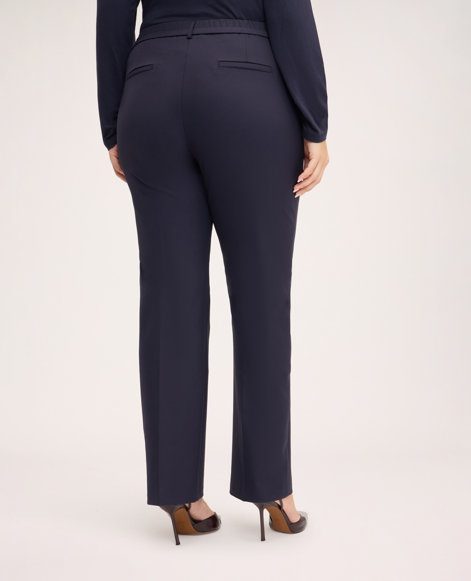 Imagen 2 de Pantalón de mujer regular con botón joya ajuste y diseño para el máximo confort - Fiorella Rubino - Azul Azul