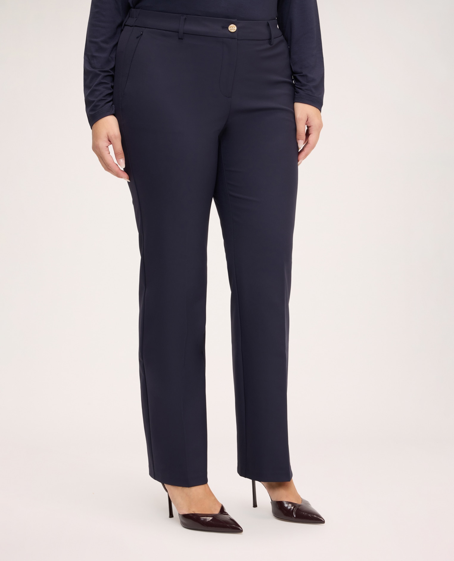 Imagen 3 de Pantalón de mujer regular con botón joya ajuste y diseño para el máximo confort - Fiorella Rubino - Azul Azul