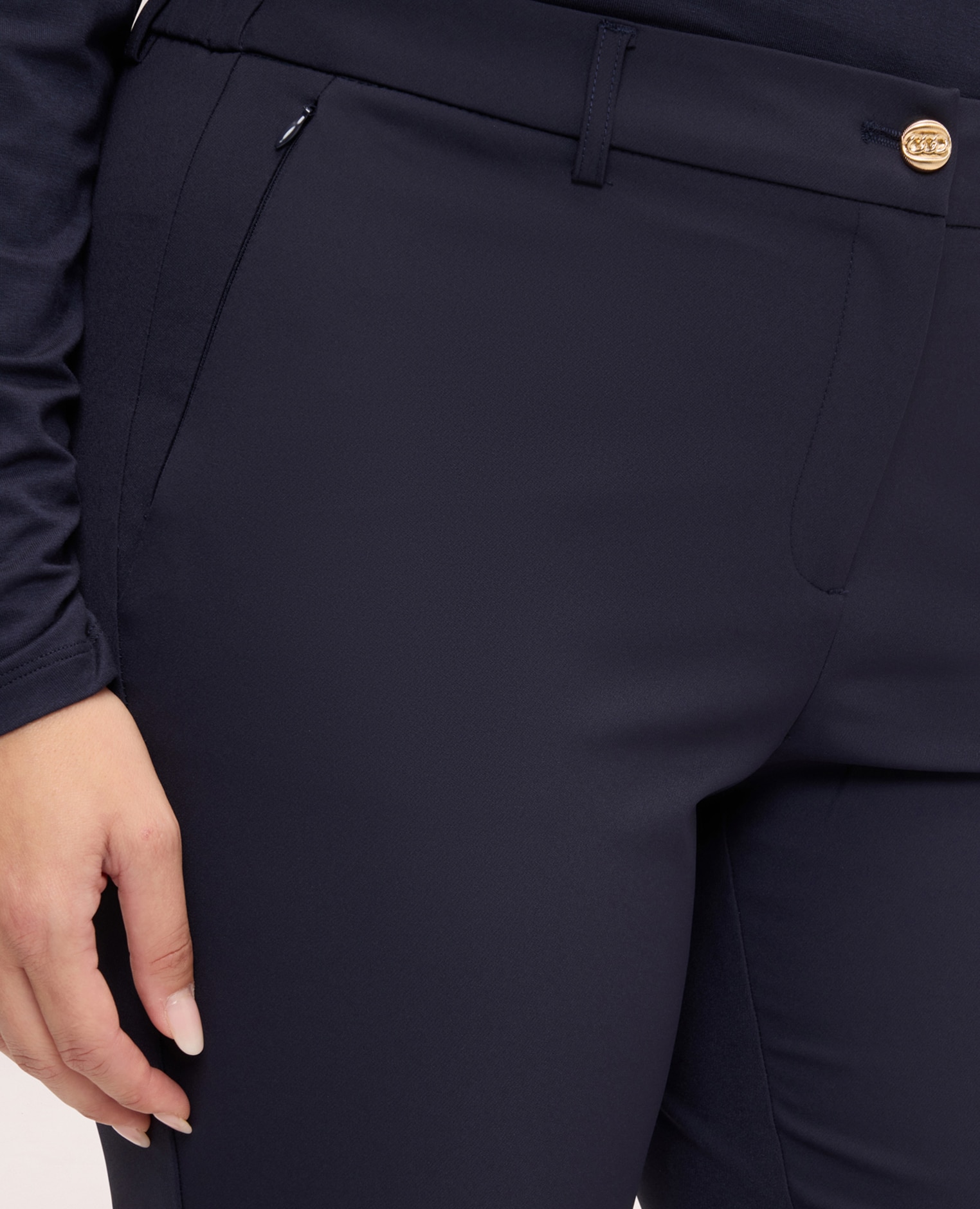 Imagen 4 de Pantalón de mujer regular con botón joya ajuste y diseño para el máximo confort - Fiorella Rubino - Azul Azul