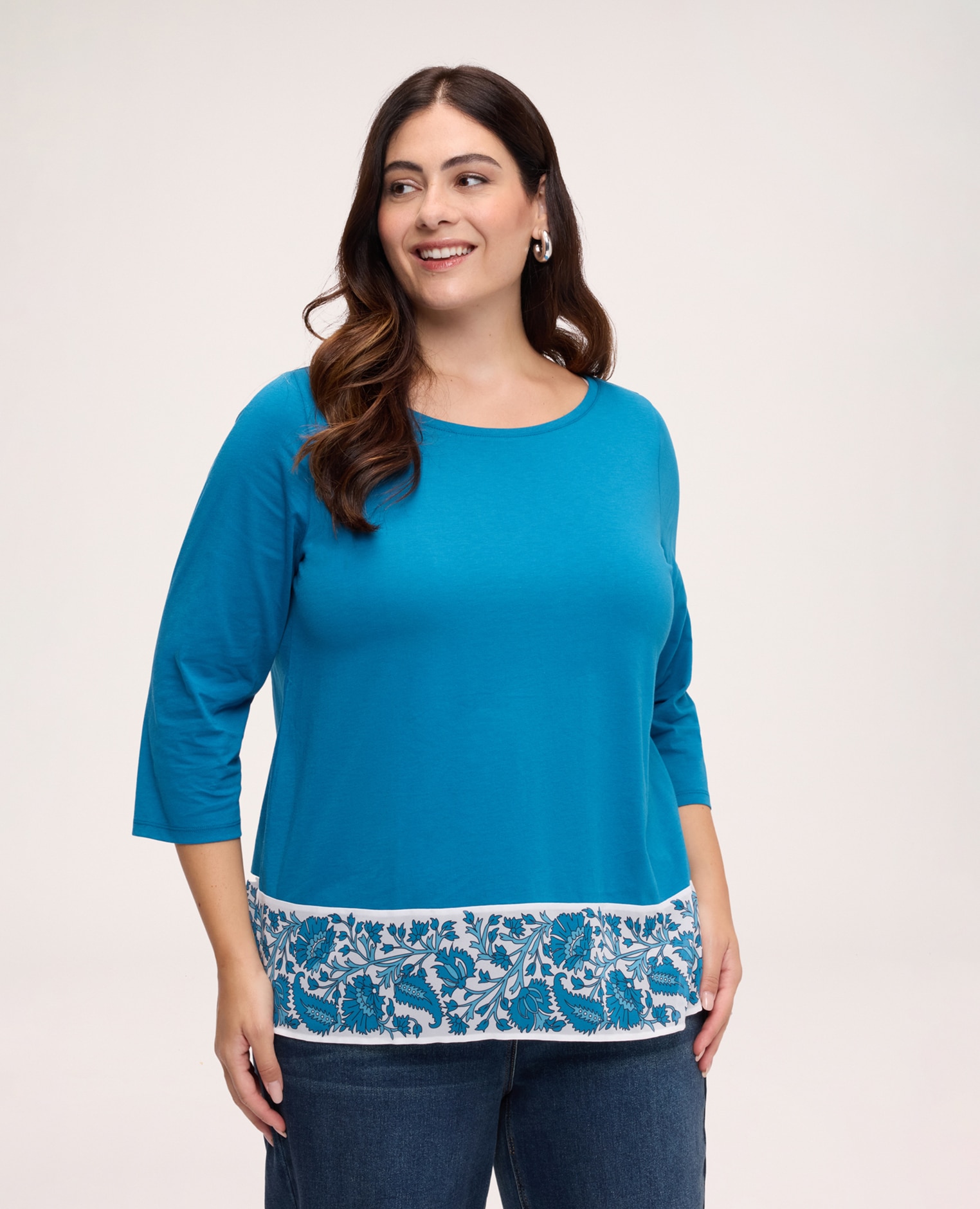 Imagen 0 de Camiseta de mujer de algodón con borde estampado cuerpo principal de color liso e inserto en tejido estampado con motivo floral paisley en el bajo con detalle anudado lateral Turquesa