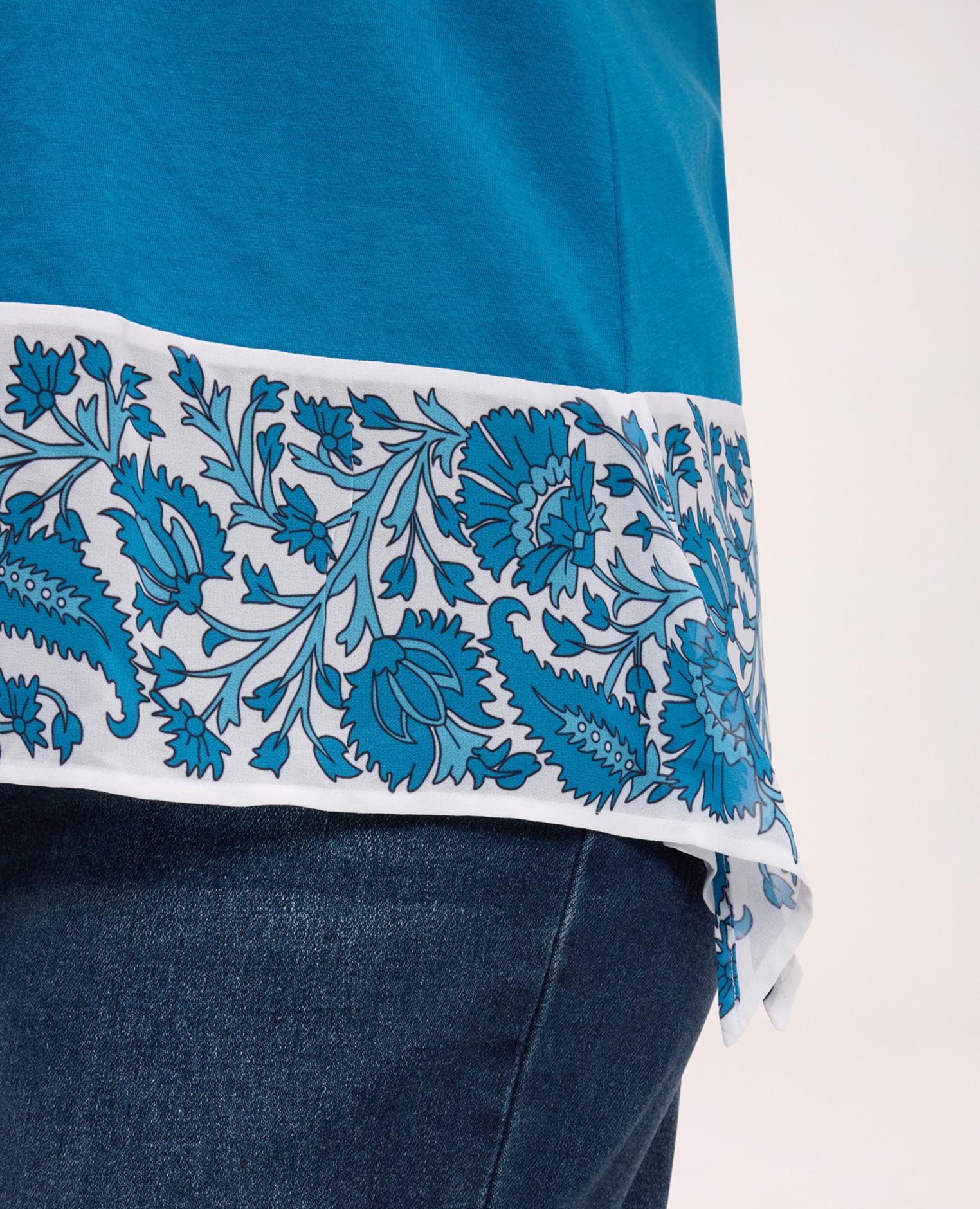 Camiseta de mujer de algodón con borde estampado cuerpo principal de color liso e inserto en tejido estampado con motivo floral paisley en el bajo con detalle anudado lateral - Fiorella Rubino - Turquesa Turquesa-4