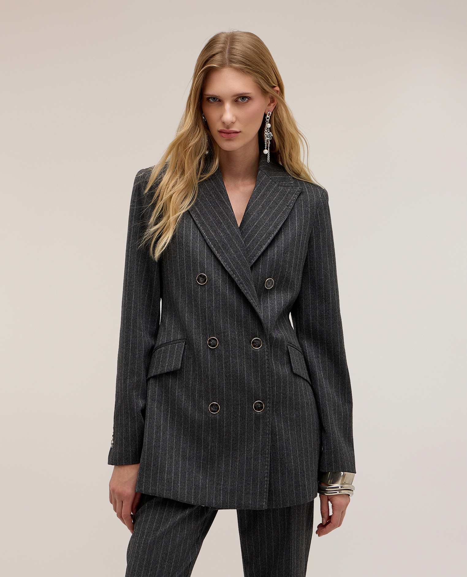 Blazer de mujer cruzado de rayas the tailoring lab largo medio ajuste ceñido - Motivi - Gris Gris-1