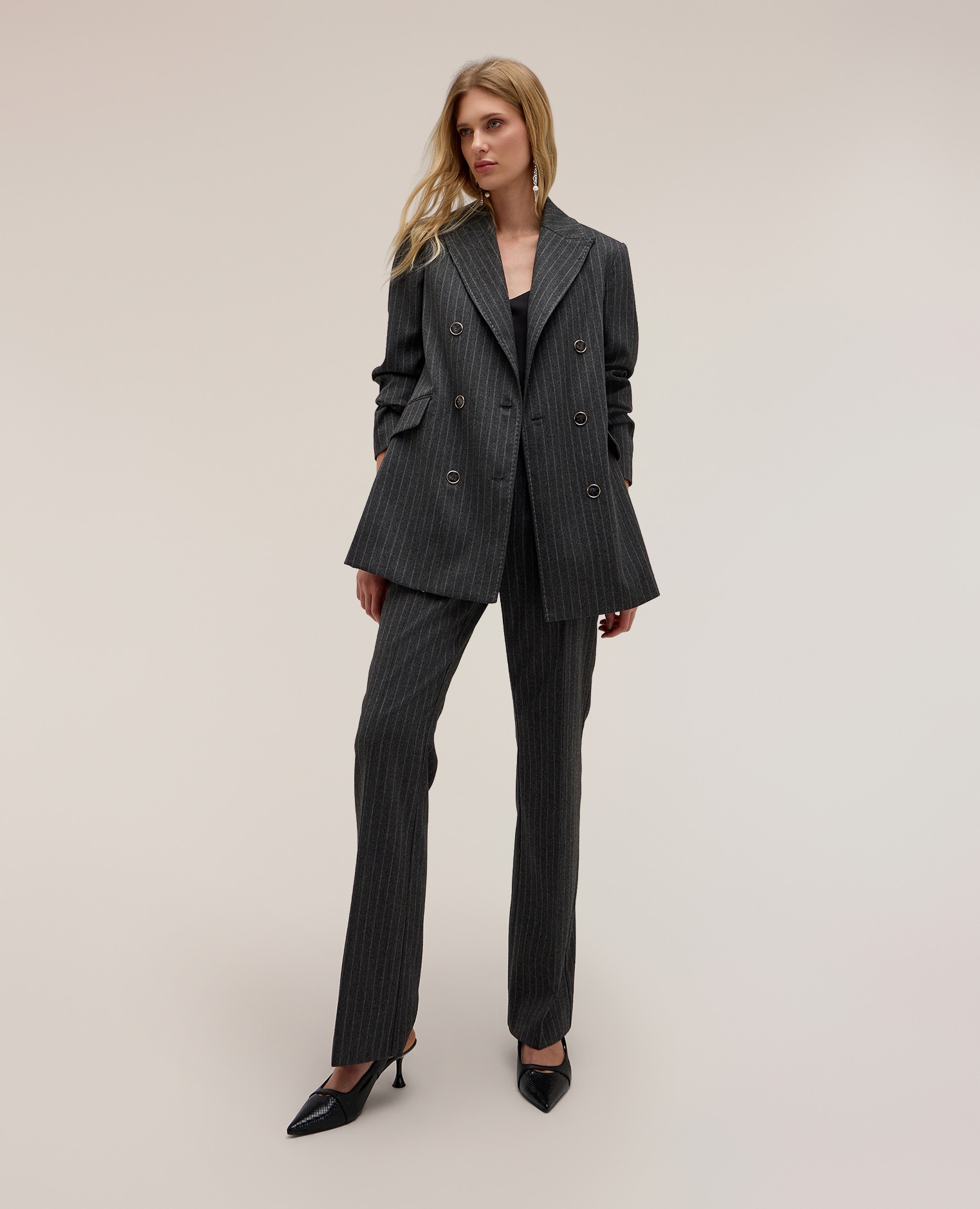 Imagen 0 de Pantalones de mujer flare de raya diplomática the tailoring lab cierre frontal con corchete y cremallera Gris