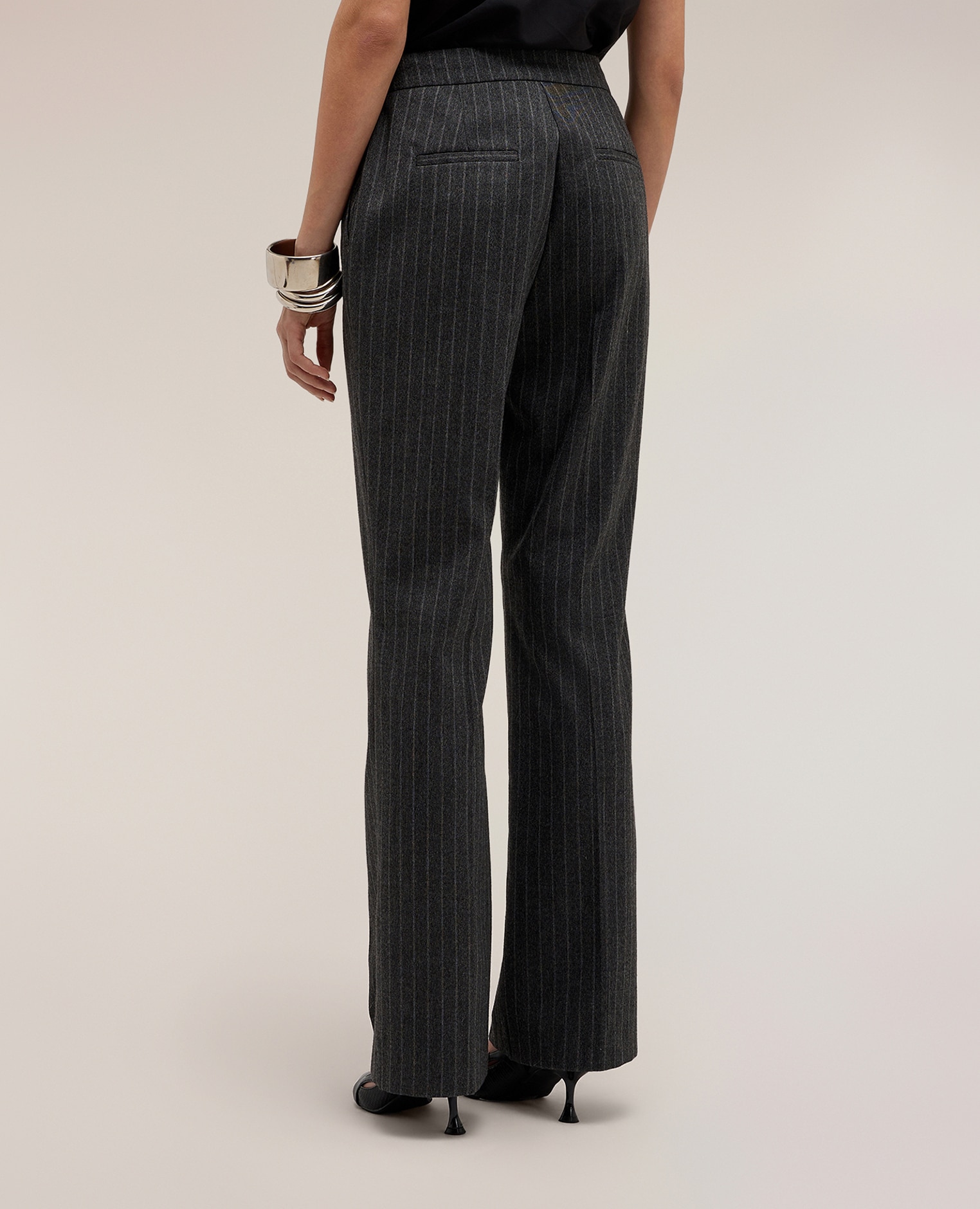 Pantalones de mujer flare de raya diplomática the tailoring lab cierre frontal con corchete y cremallera - Motivi - Gris Gris-3