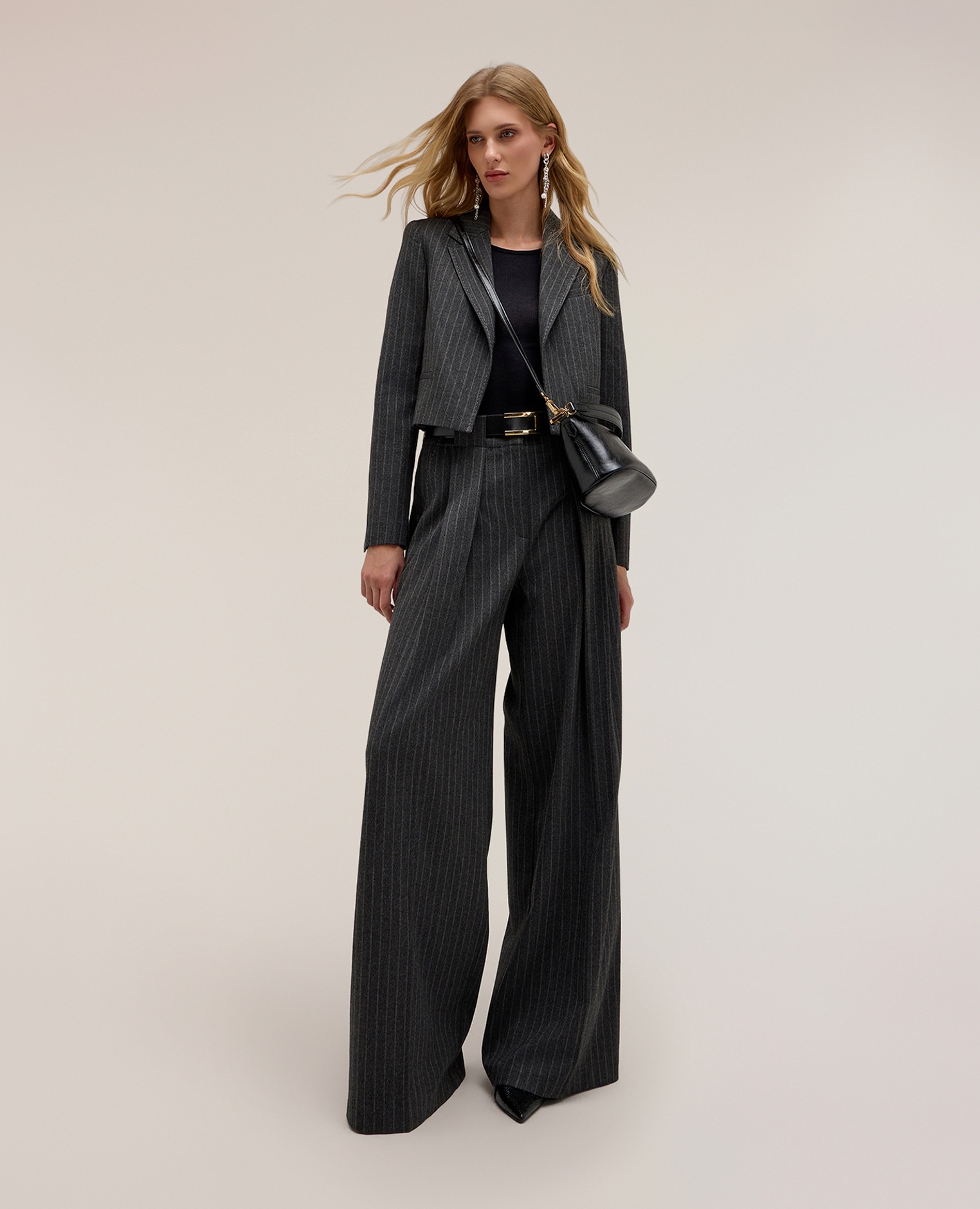 Imagen 0 de Pantalones de mujer palazzo de rayas diplomáticas the tailoring lab corte regular cintura alta con pliegues frontales Gris