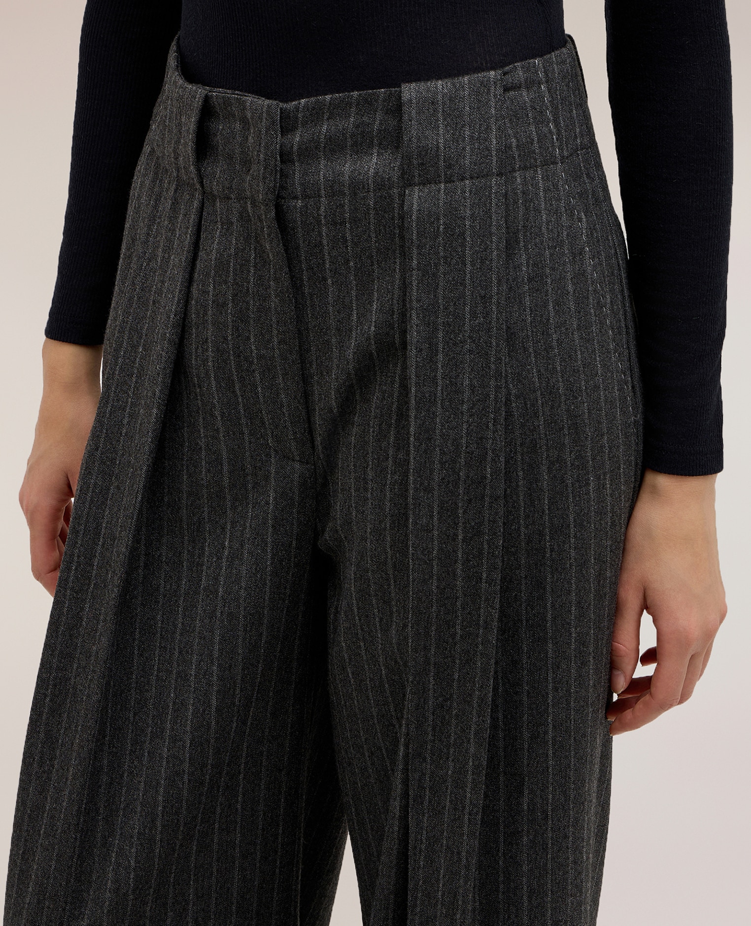 Pantalones de mujer palazzo de rayas diplomáticas the tailoring lab corte regular cintura alta con pliegues frontales - Motivi - Gris Gris-4