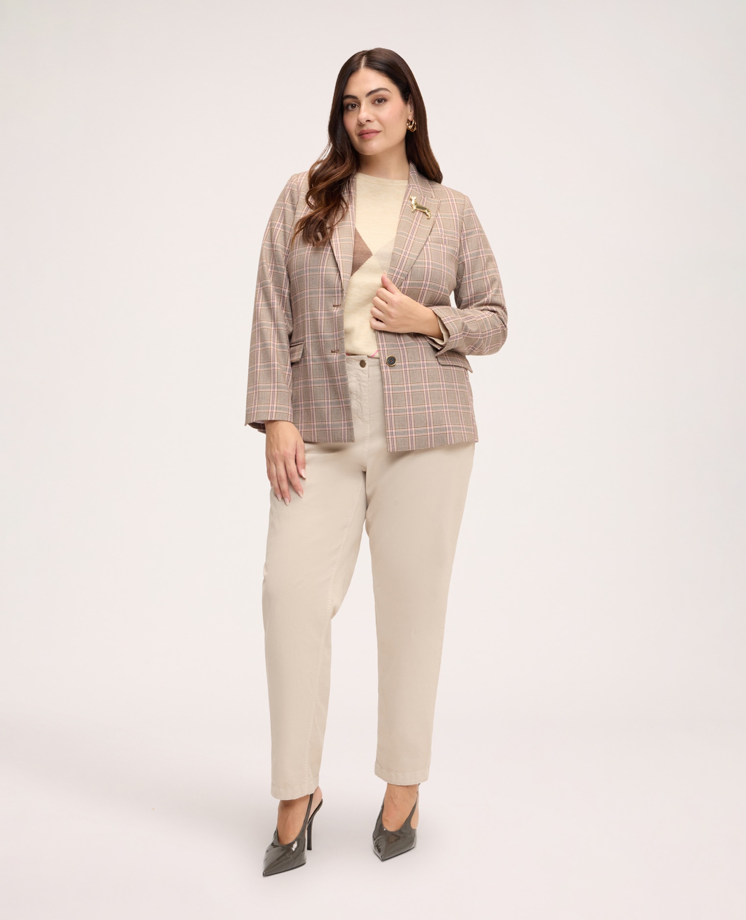 Imagen 3 de Blazer de mujer de cuadros con broche de perrito salchicha estampado de cuadros bolsillo en el pecho y bolsillos con solapa - Fiorella Rubino - Gris Gris