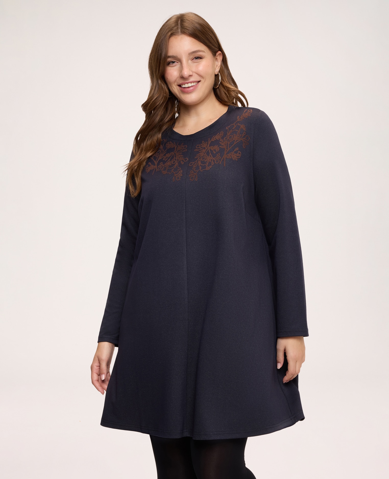 Imagen 1 de Vestido corto de línea a con bordado floral cuello redondo y mangas largas Azul