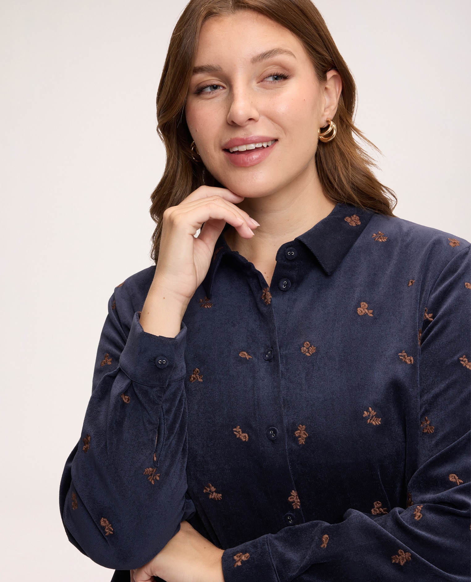 Imagen 4 de Camisa de mujer de pana con bordados florales con bordados florales - Fiorella Rubino - Azul Azul