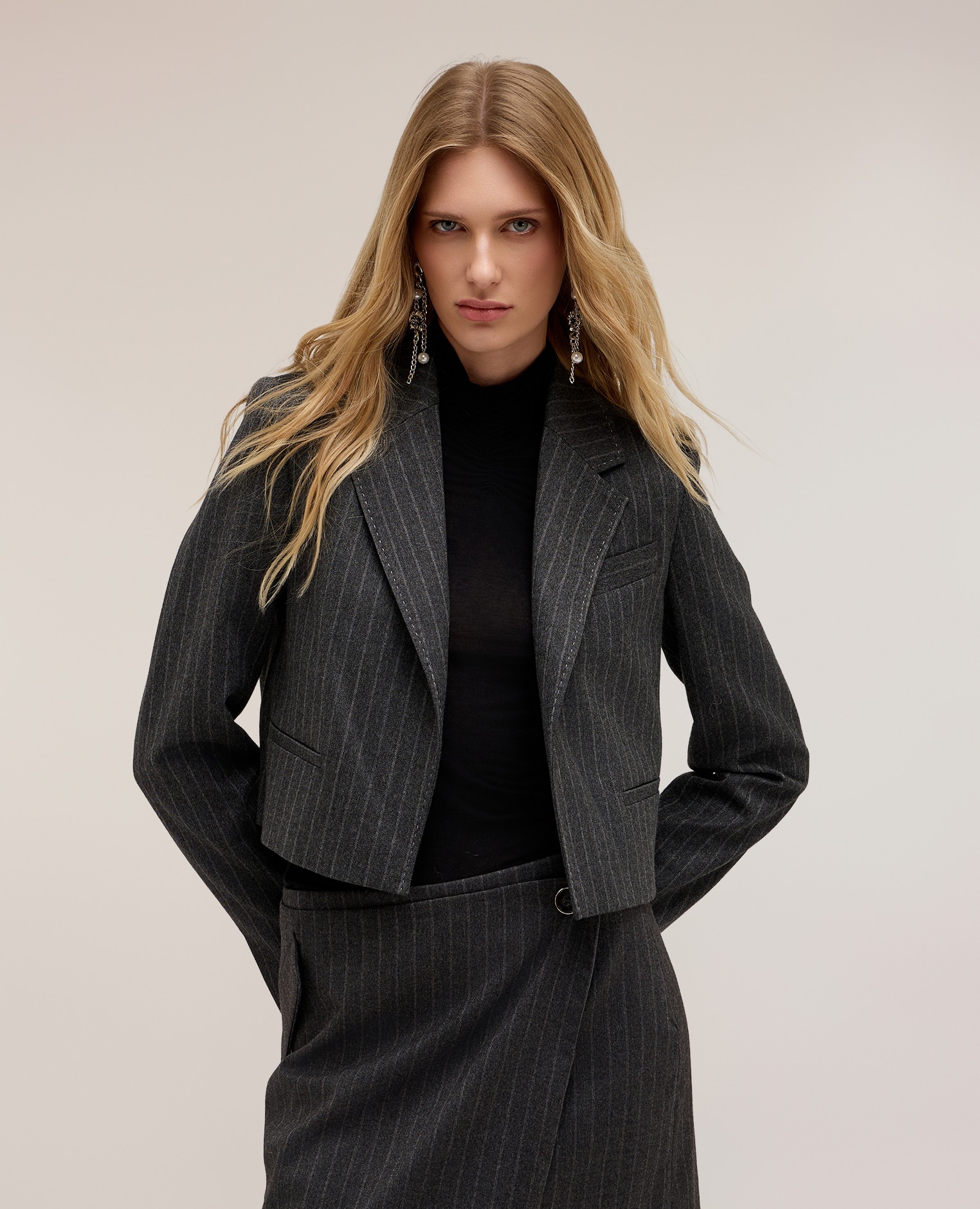 Blazer de mujer cropped con rayas de tiza the tailoring lab modelo cropped forrado internamente - Motivi - Gris Gris-1