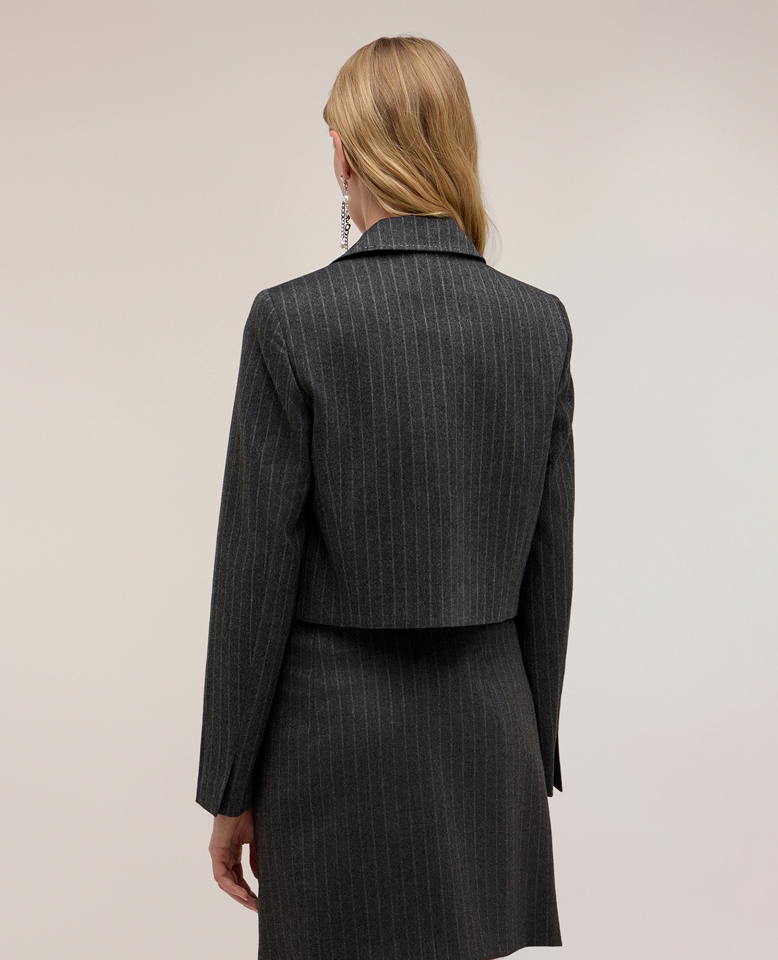 Blazer de mujer cropped con rayas de tiza the tailoring lab modelo cropped forrado internamente - Motivi - Gris Gris-2