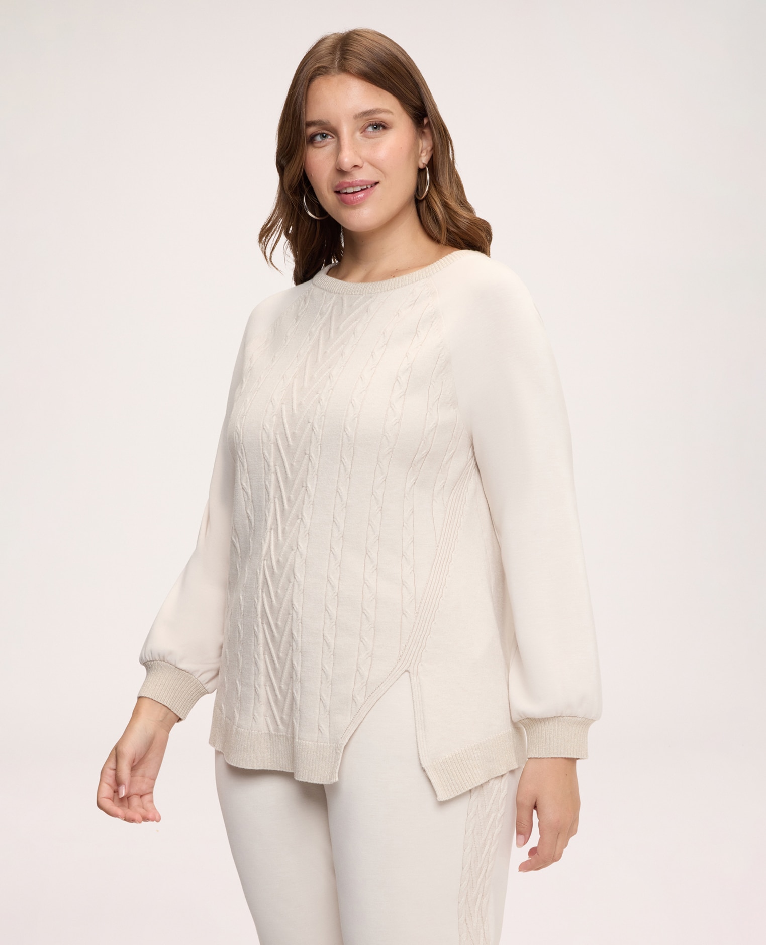 Imagen 1 de Jersey de mujer de cuello redondo con labor de trenzas mangas largas raglán bajo con abertura lateral y borde de canalé Beige