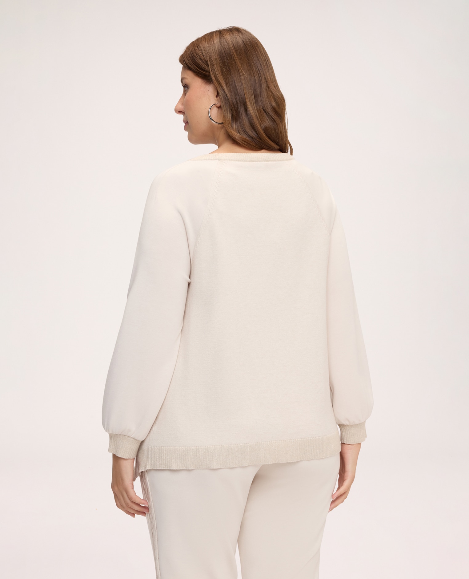 Imagen 2 de Jersey de mujer de cuello redondo con labor de trenzas mangas largas raglán bajo con abertura lateral y borde de canalé - Fiorella Rubino - Beige Beige