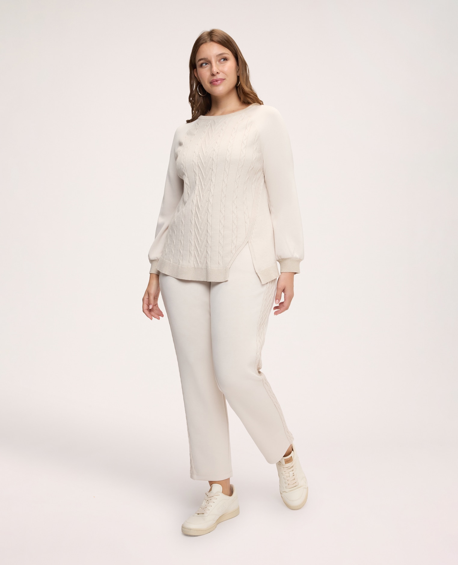 Imagen 3 de Jersey de mujer de cuello redondo con labor de trenzas mangas largas raglán bajo con abertura lateral y borde de canalé - Fiorella Rubino - Beige Beige