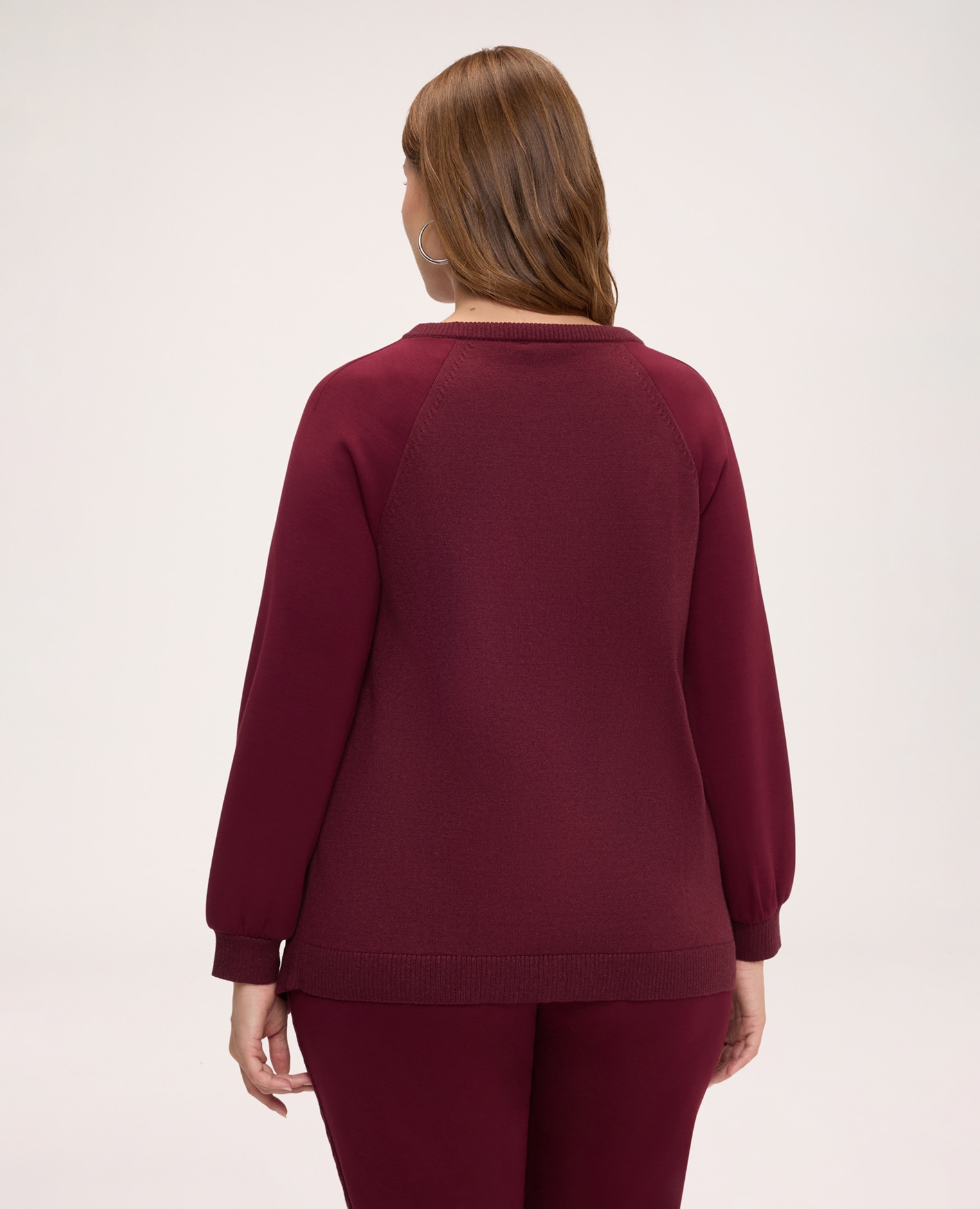Imagen 2 de Jersey de mujer de cuello redondo con labor de trenzas mangas largas raglán bajo con abertura lateral y borde de canalé - Fiorella Rubino - Burdeos Burdeos