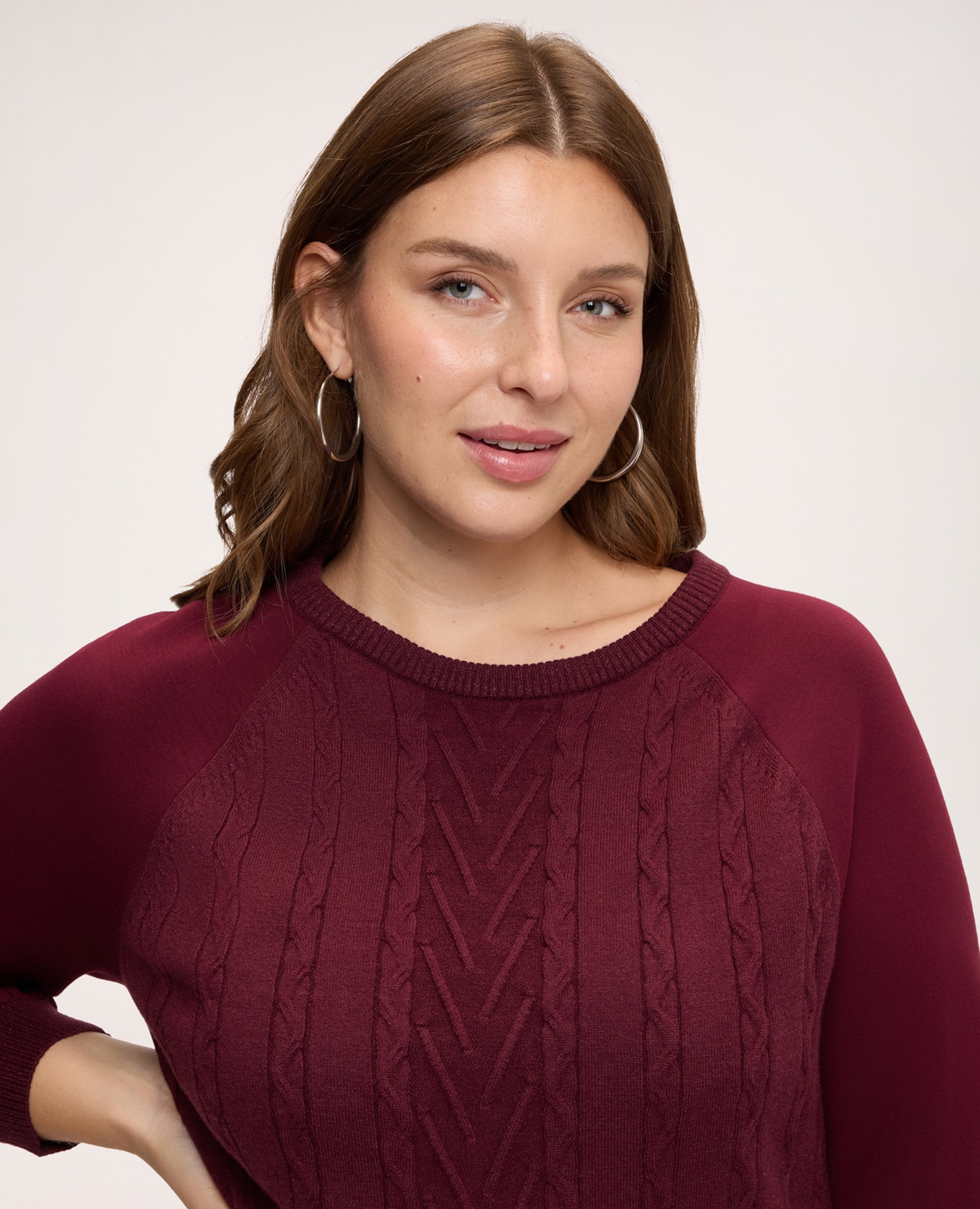 Imagen 4 de Jersey de mujer de cuello redondo con labor de trenzas mangas largas raglán bajo con abertura lateral y borde de canalé - Fiorella Rubino - Burdeos Burdeos