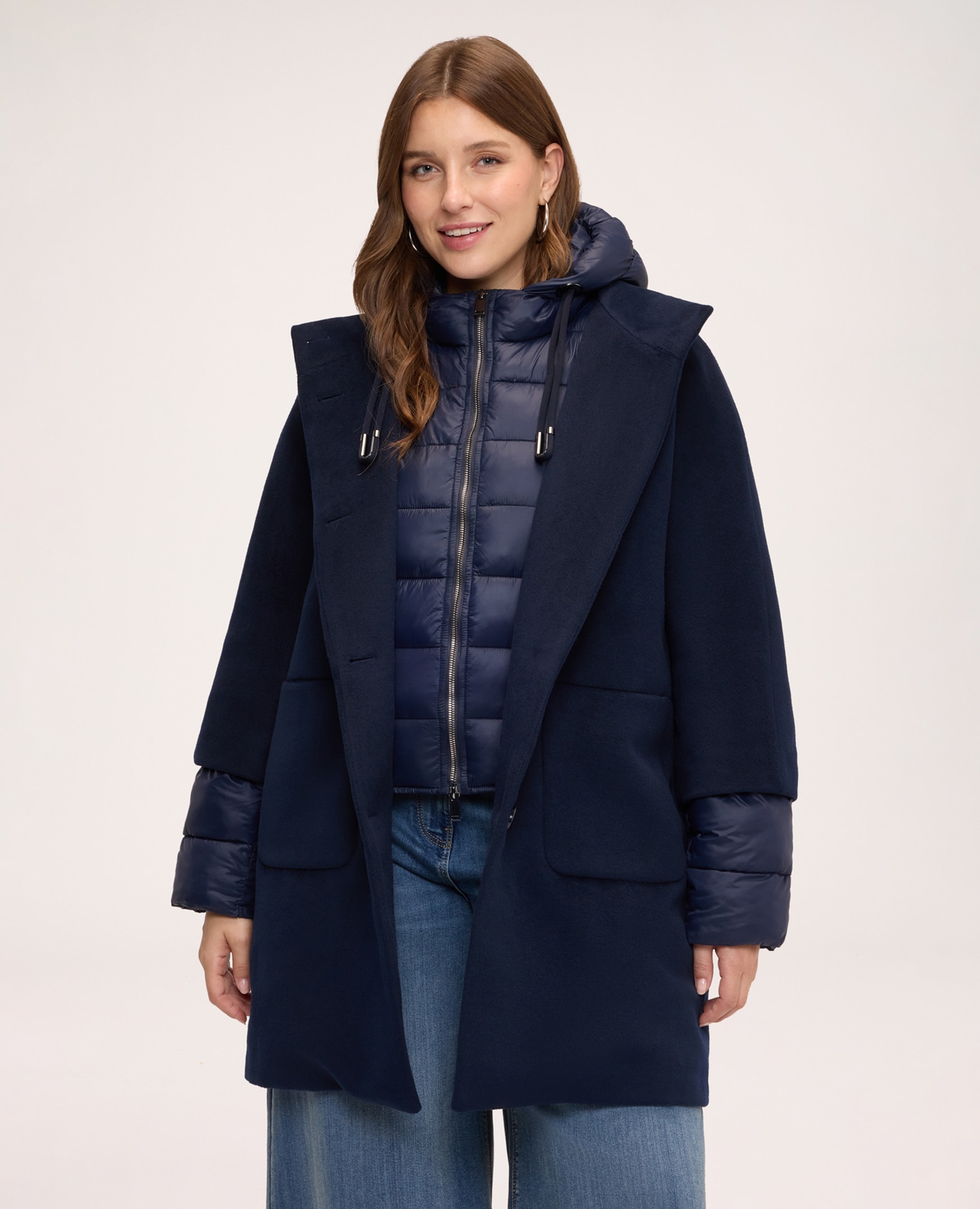 Imagen 1 de Chaqueta de mujer de plumas bimaterial con capucha parte inferior delantera no desmontable de nailon acolchado con cremallera central y capucha con cordón ajustable - Fiorella Rubino - Azul Azul