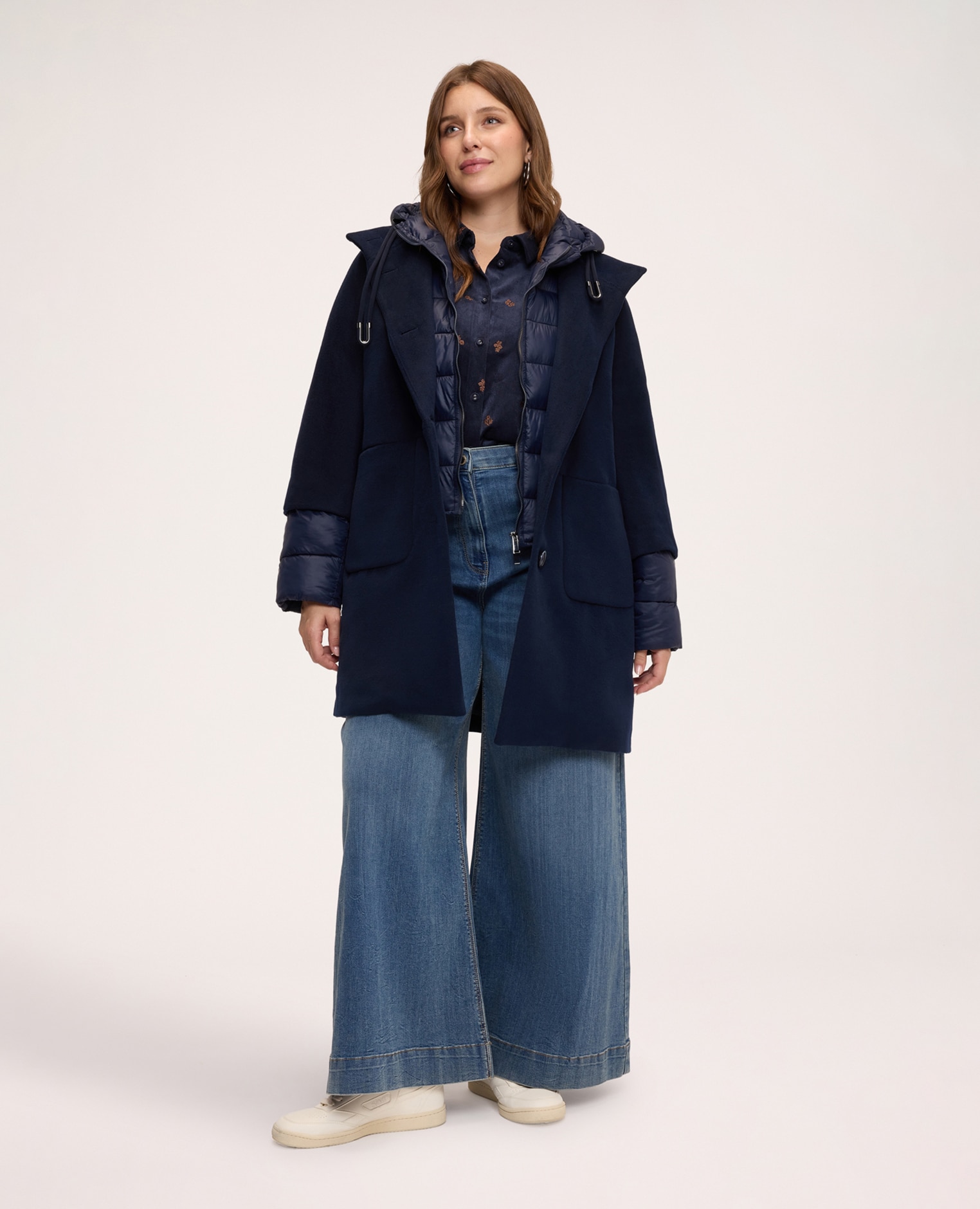 Imagen 3 de Chaqueta de mujer de plumas bimaterial con capucha parte inferior delantera no desmontable de nailon acolchado con cremallera central y capucha con cordón ajustable - Fiorella Rubino - Azul Azul