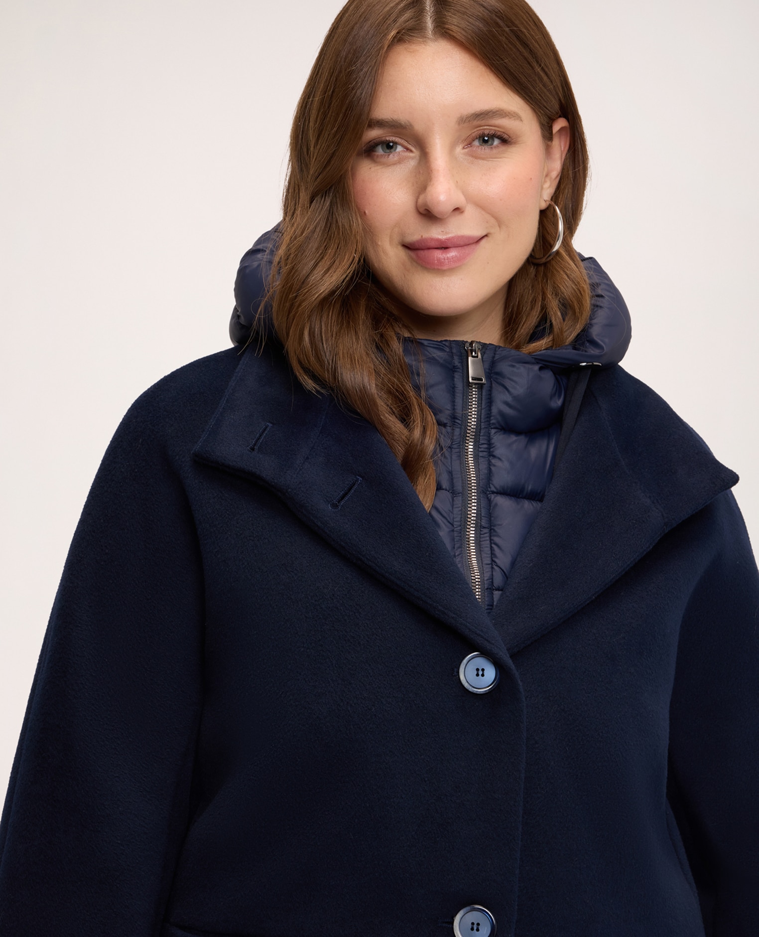 Imagen 4 de Chaqueta de mujer de plumas bimaterial con capucha parte inferior delantera no desmontable de nailon acolchado con cremallera central y capucha con cordón ajustable - Fiorella Rubino - Azul Azul