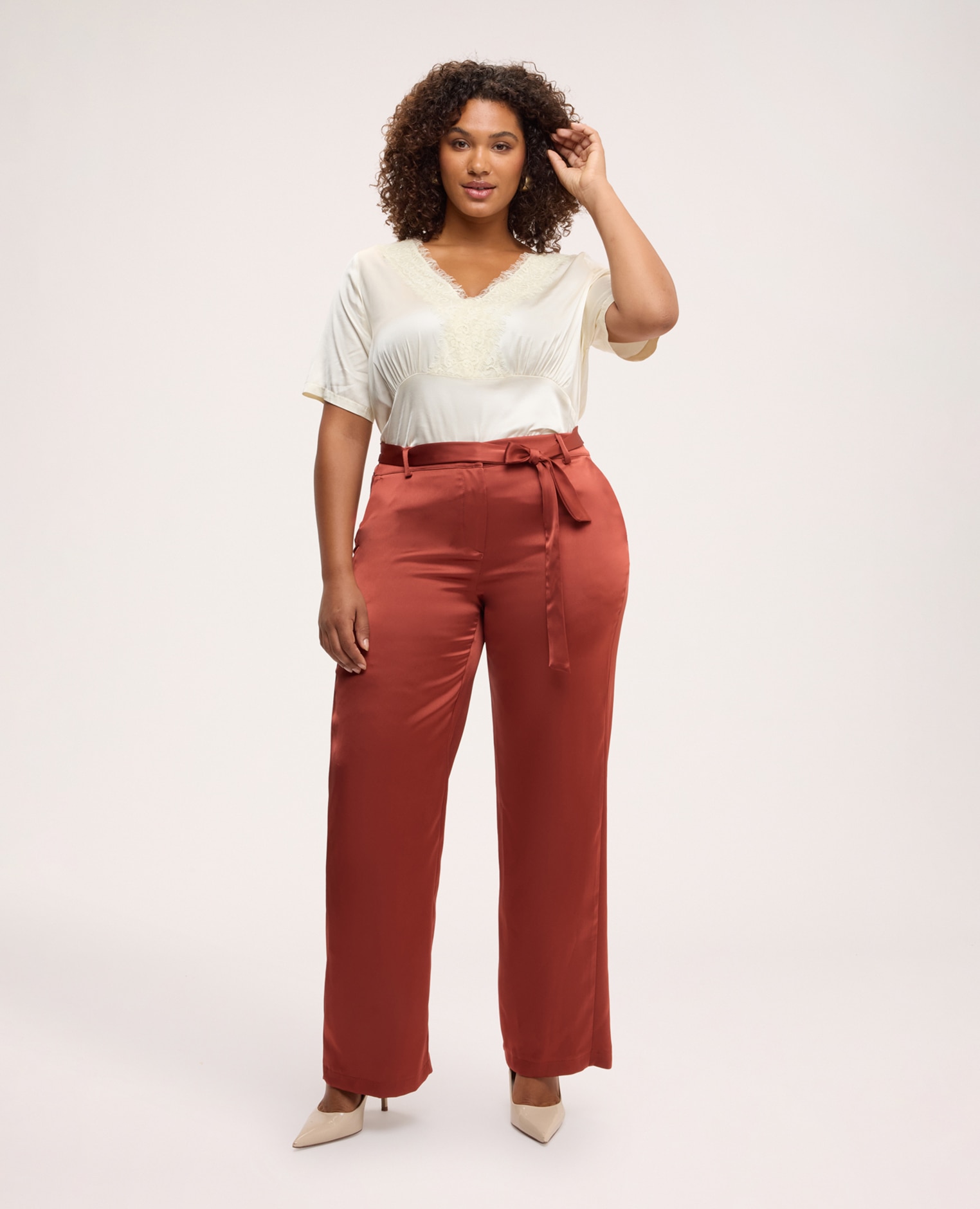 Imagen 0 de Pantalones de mujer de satén con cinturón bolsillos diagonales Marrón