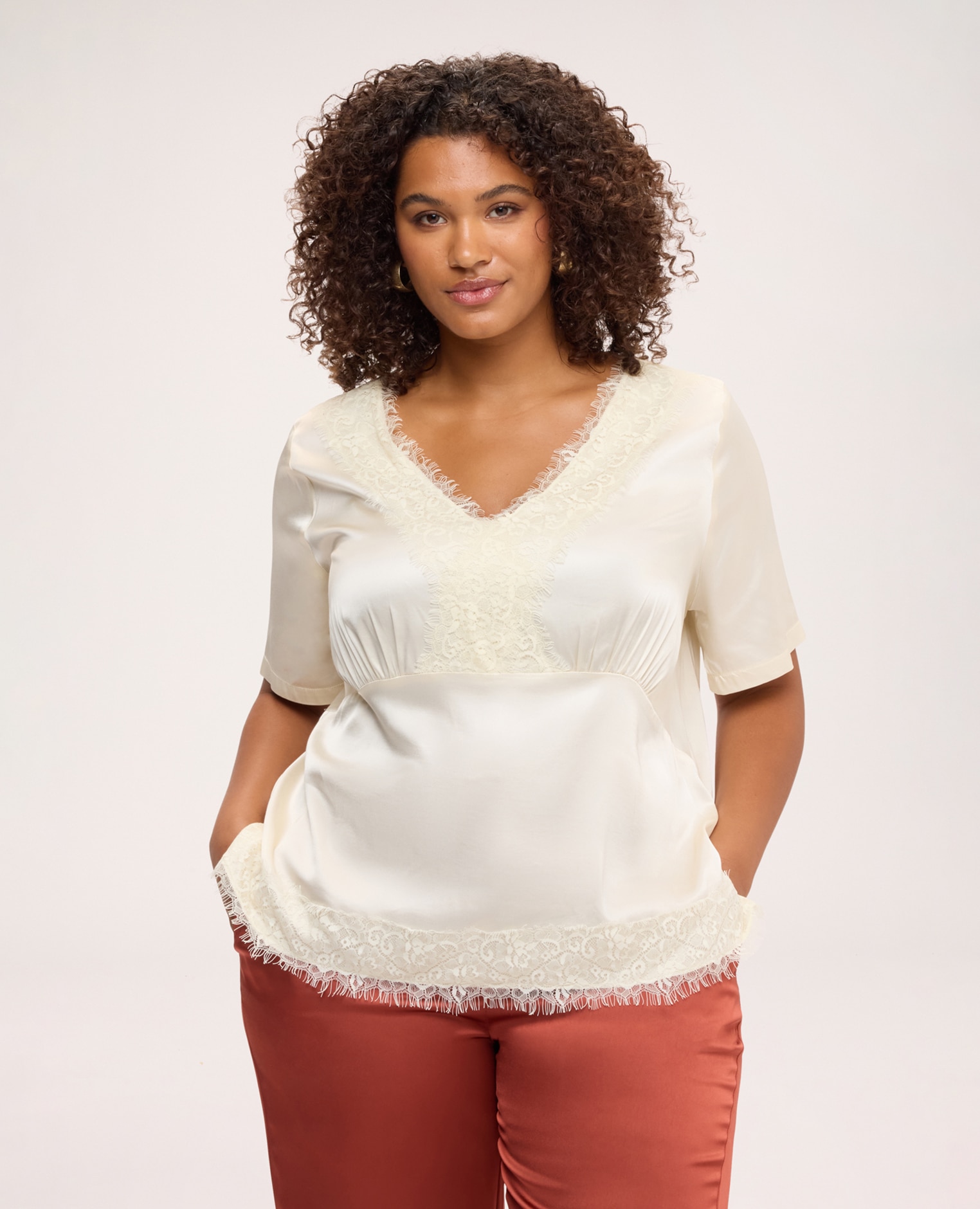 Blusa de mujer de satén con detalles de encaje escote bajo el busto con frunces - Fiorella Rubino - Blanco Blanco-1