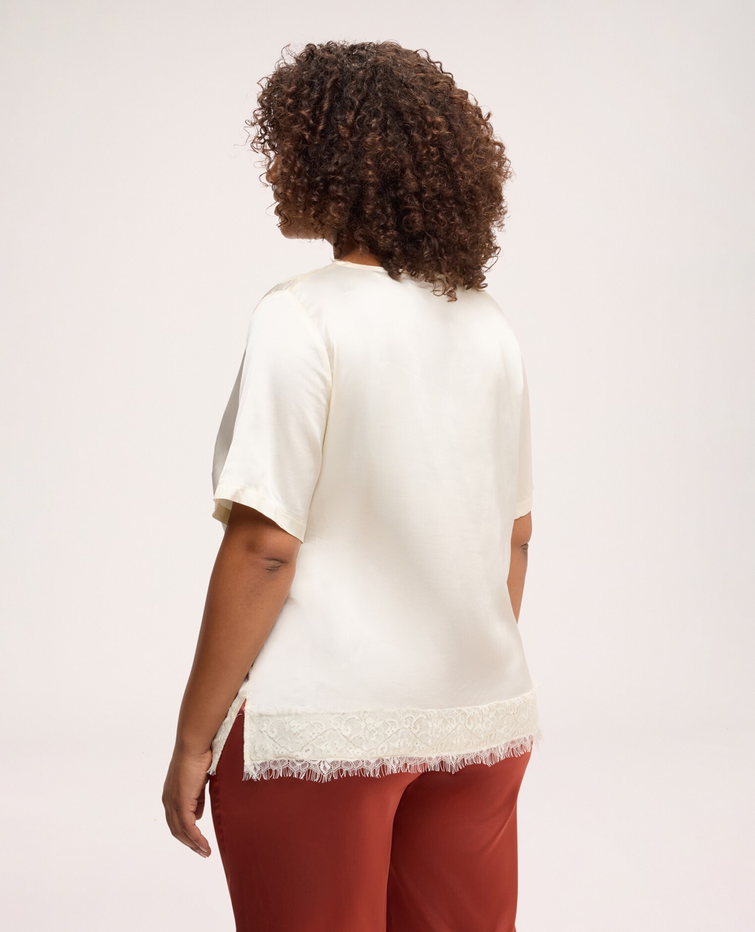 Blusa de mujer de satén con detalles de encaje escote bajo el busto con frunces - Fiorella Rubino - Blanco Blanco-2