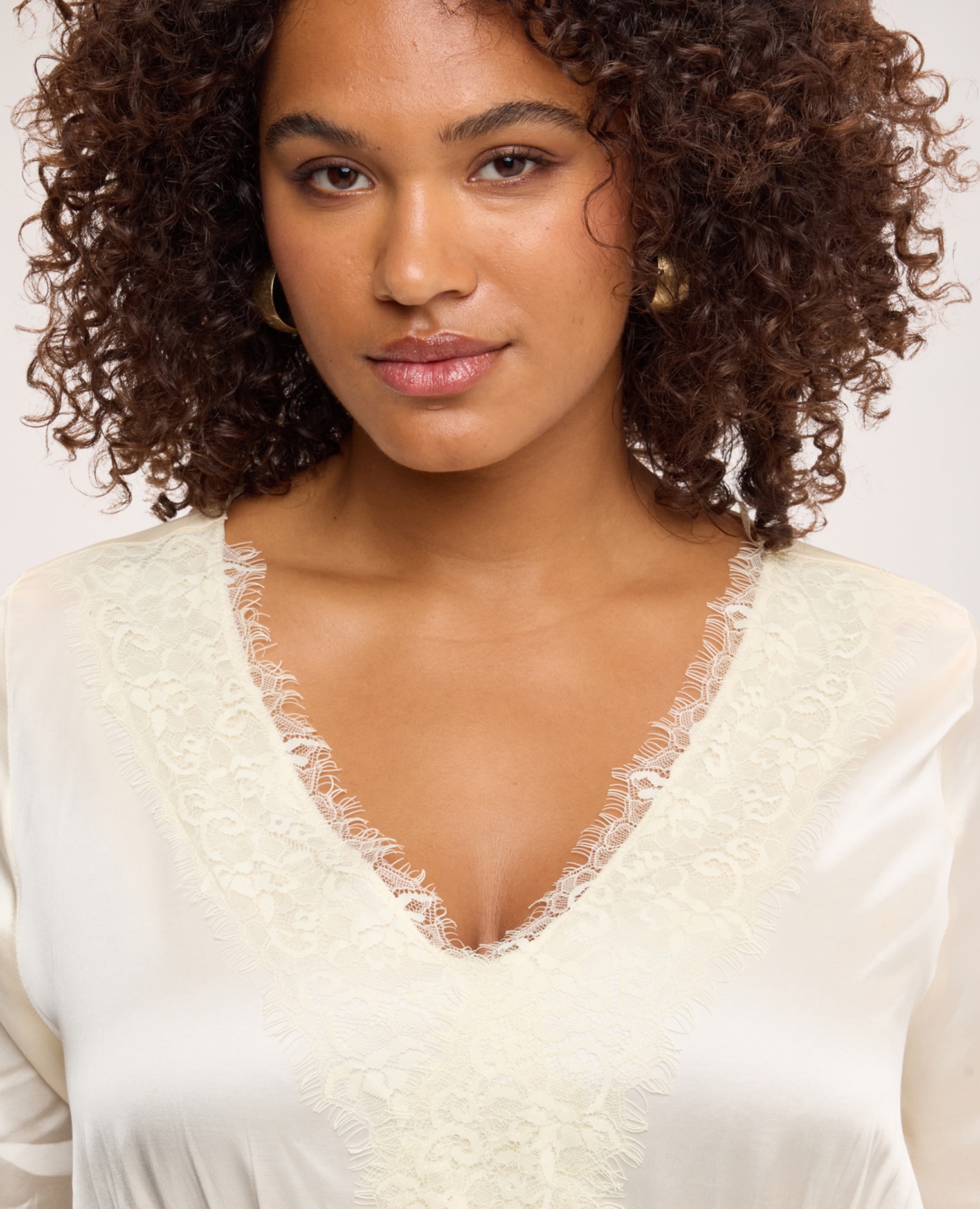 Blusa de mujer de satén con detalles de encaje escote bajo el busto con frunces - Fiorella Rubino - Blanco Blanco-4