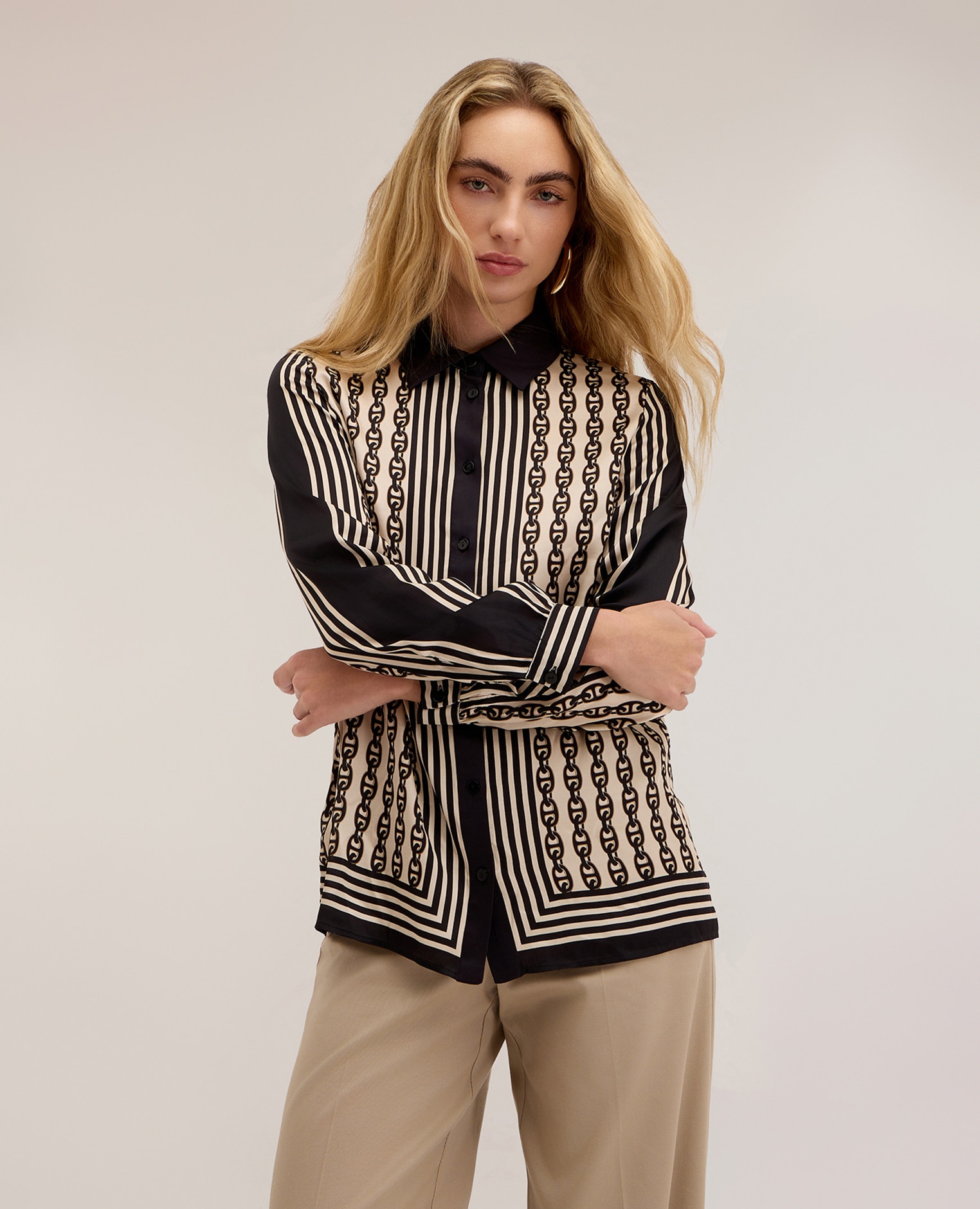 Camisa de mujer de satén con estampado ajuste regular con botonadura frontal - Motivi - Negro Negro-1