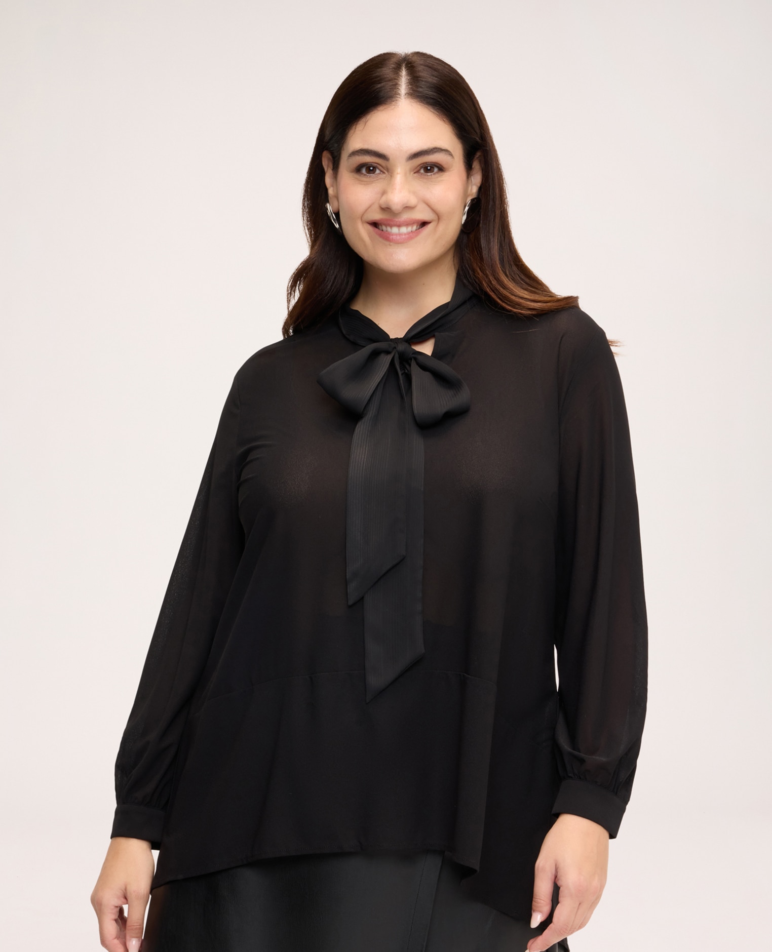 Imagen 1 de Blusa de mujer con lazo prenda ligera para un movimiento agradable - Fiorella Rubino - Negro Negro