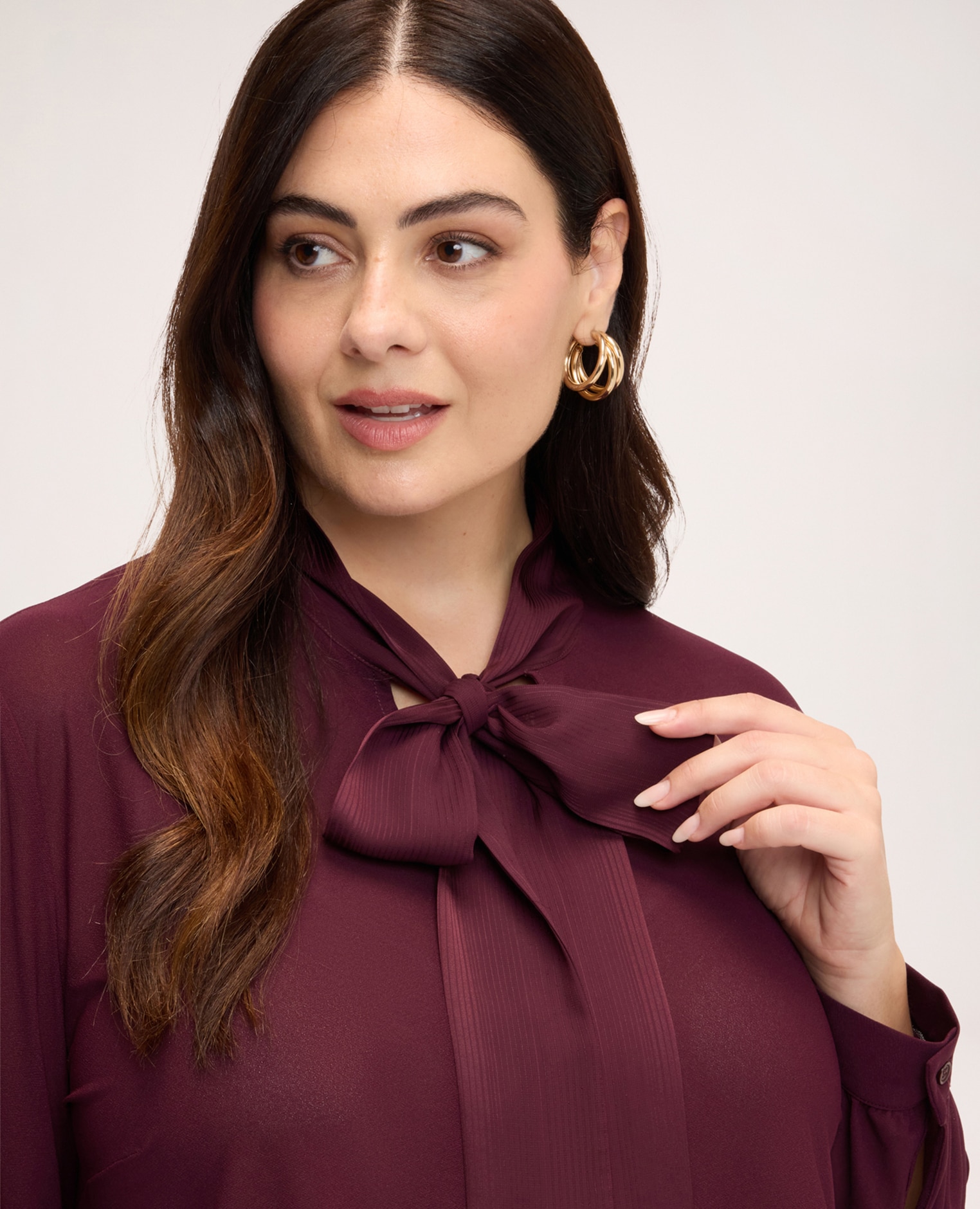 Imagen 4 de Blusa de mujer con lazo prenda ligera para un movimiento agradable - Fiorella Rubino - Burdeos Burdeos